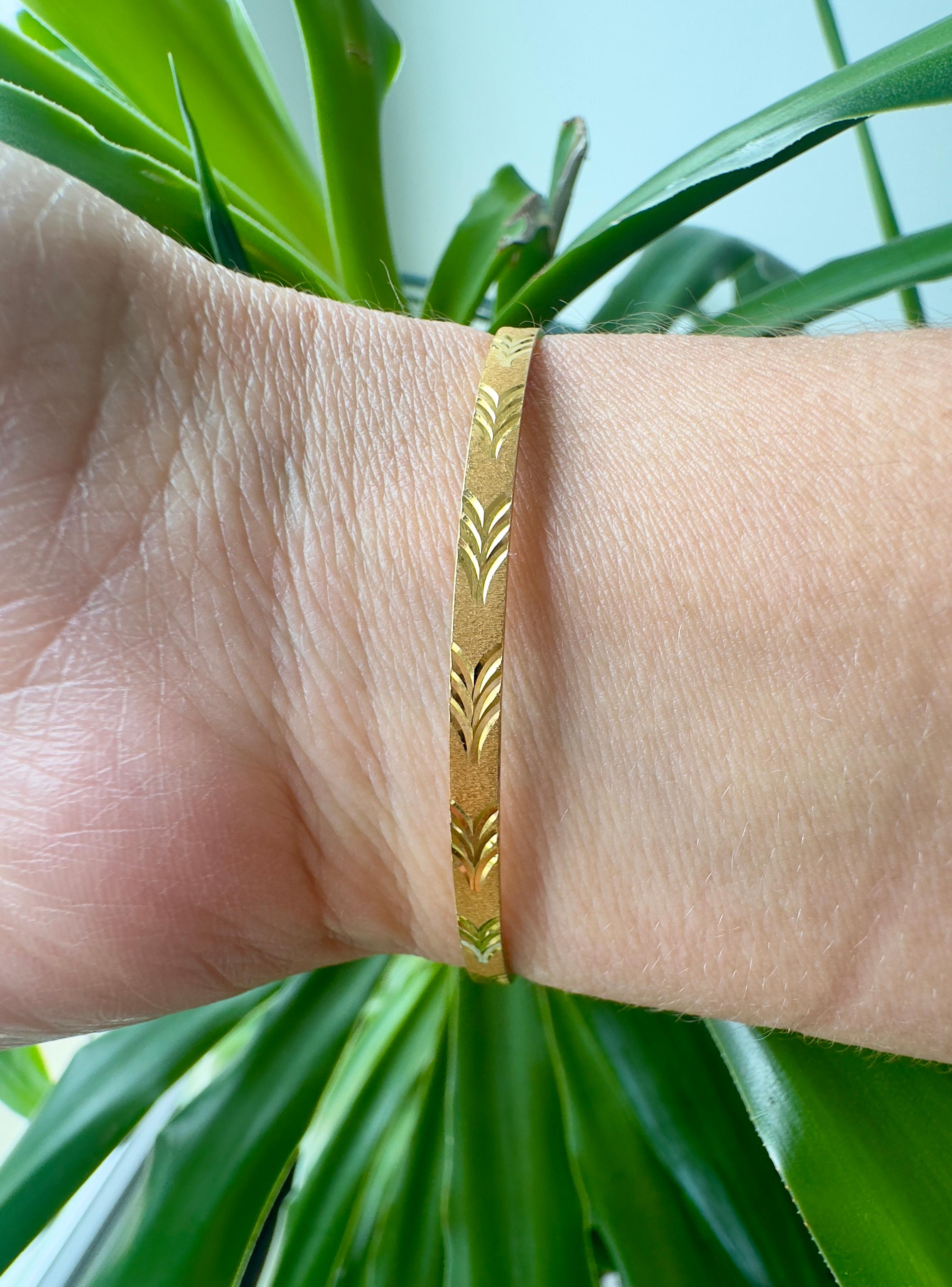 Vintage 22K Yellow Gold Etched Pattern Slip-on Bangle Bracelet 3