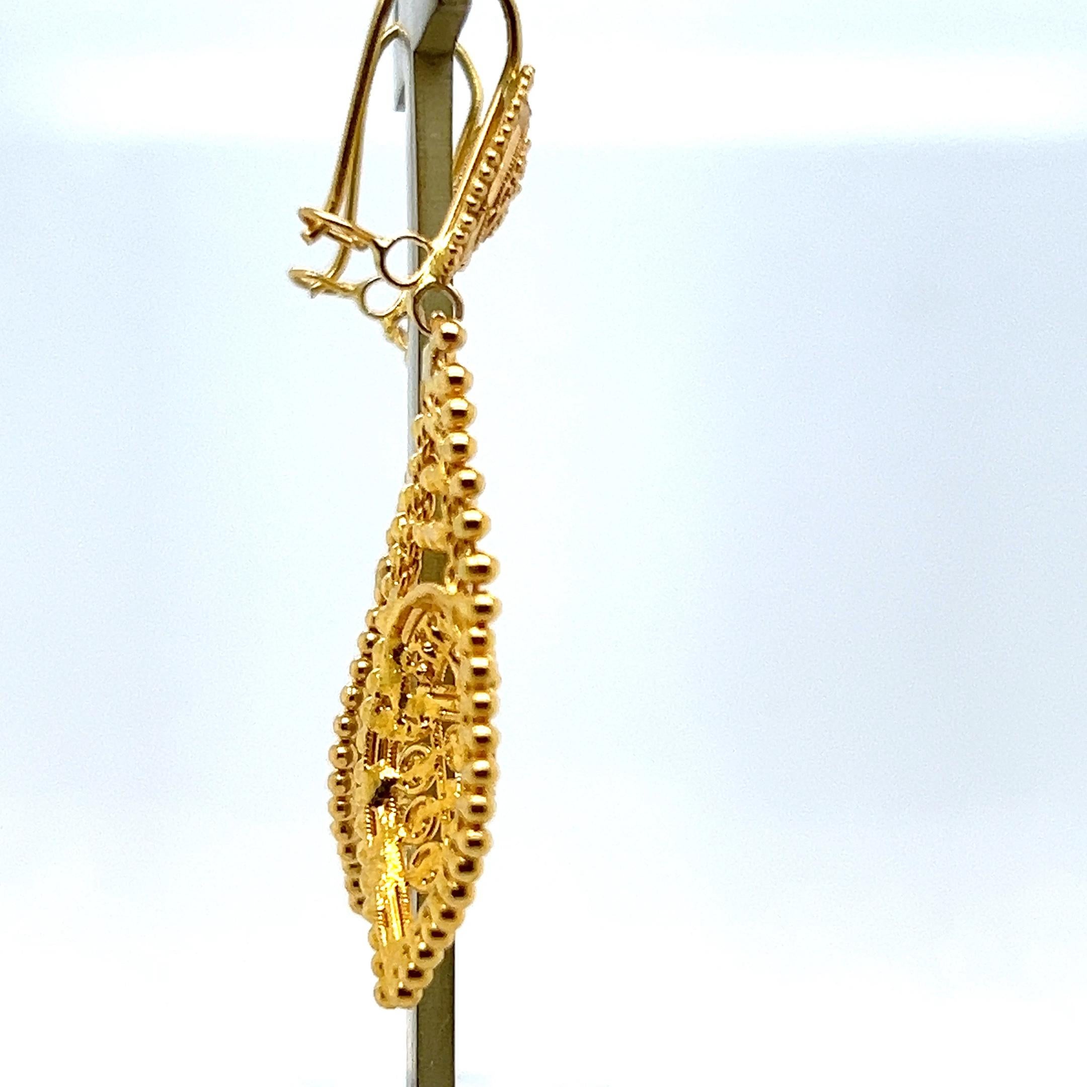 Orecchini a pendente in filigrana d'oro giallo 22k d'epoca, anni '70 in vendita 5