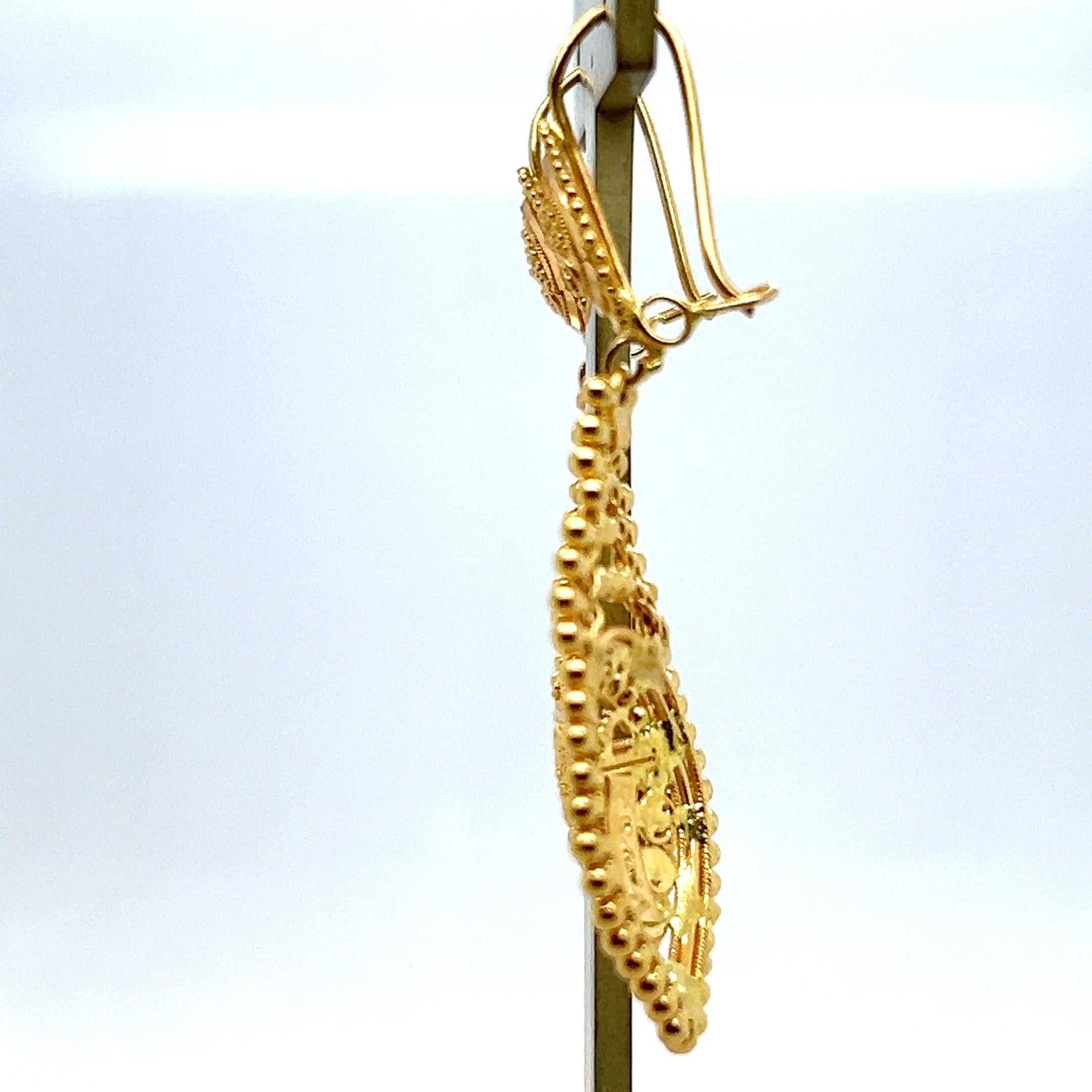 Orecchini a pendente in filigrana d'oro giallo 22k d'epoca, anni '70 in vendita 4
