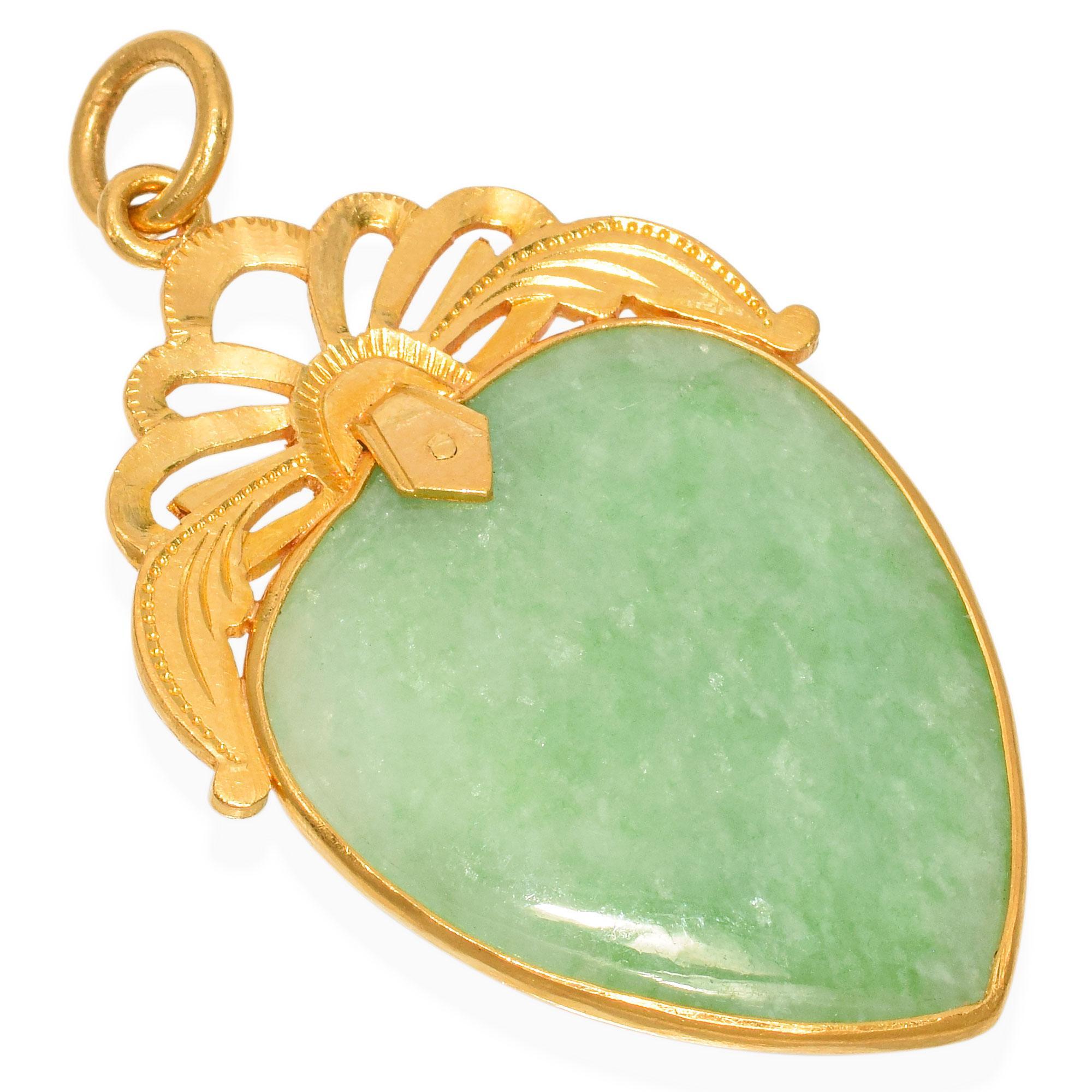 Taglio cuscino Ciondolo cabochon di giada d'epoca in oro giallo 22k in vendita