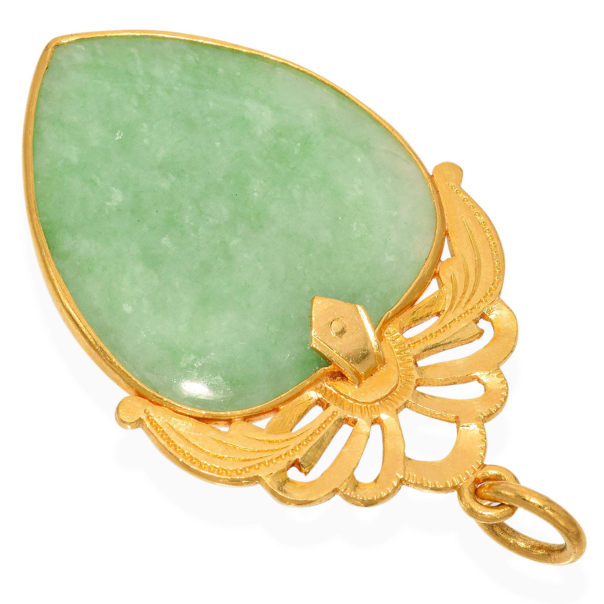 Donna Ciondolo cabochon di giada d'epoca in oro giallo 22k in vendita