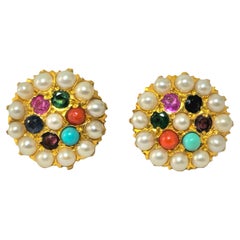 Pendientes vintage de perlas, esmeraldas y zafiros de oro amarillo de 22k