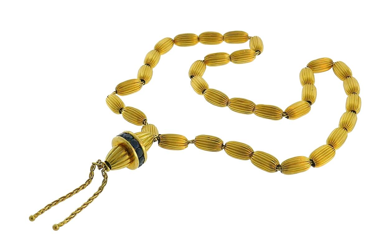 Perles de prière élégantes en or jaune texturé 22 carats, rehaussées de onze saphirs ronds à facettes, d'une valeur totale de 0,90 carat. 
Dimensions : 13 x 3/16 pouces (34 x 0,5 cm)    Pendentif 1-3/4 x 1/2 pouces (4,8 x 1,2 cm).
Poids : 18,1