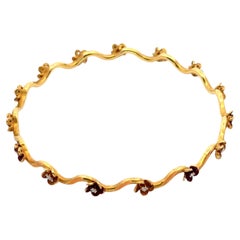 Brazalete vintage de oro amarillo de 22 quilates con esmalte morado y cuentas de plata en forma de flor