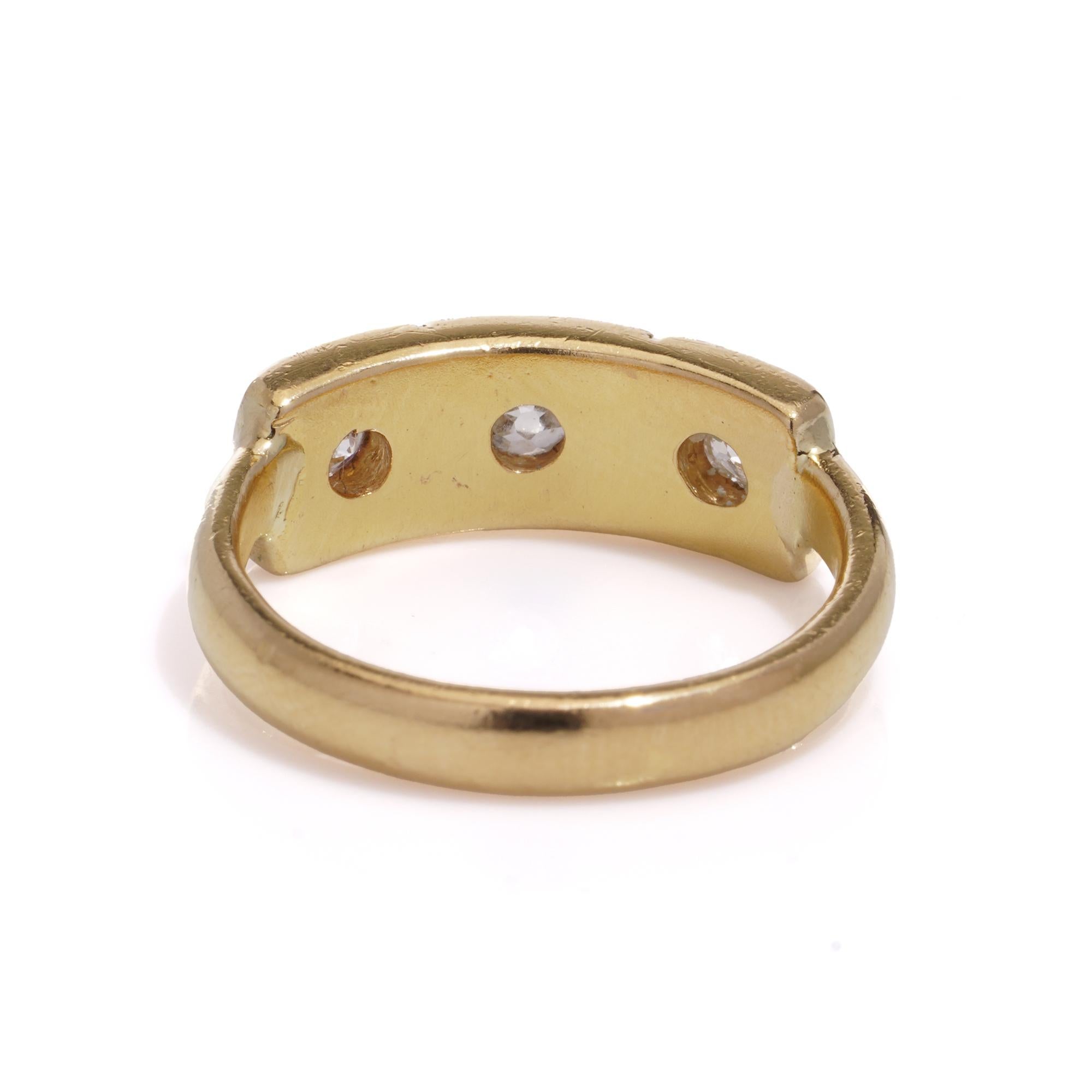 Vintage 22kt Yellow Gold Three-Stone Diamond Ring In Good Condition For Sale In Braintree, GB