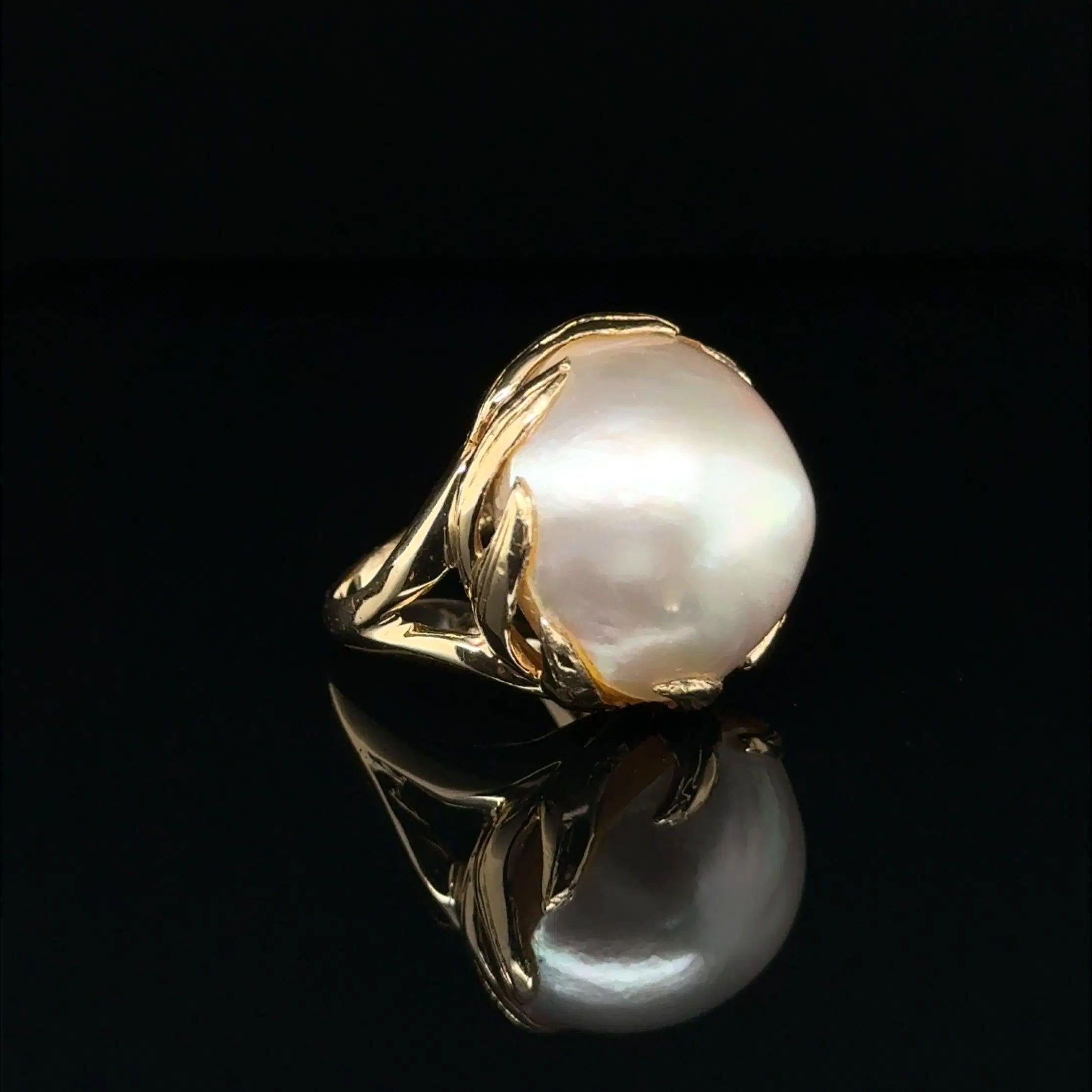 Tout simplement magnifique ! Vintage 22mm Round Mabe Pearl Gold Wave Bezel Dome Ring. Lunette à vagues en or jaune 14K travaillée à la main. Dimensions approximatives : 1.2