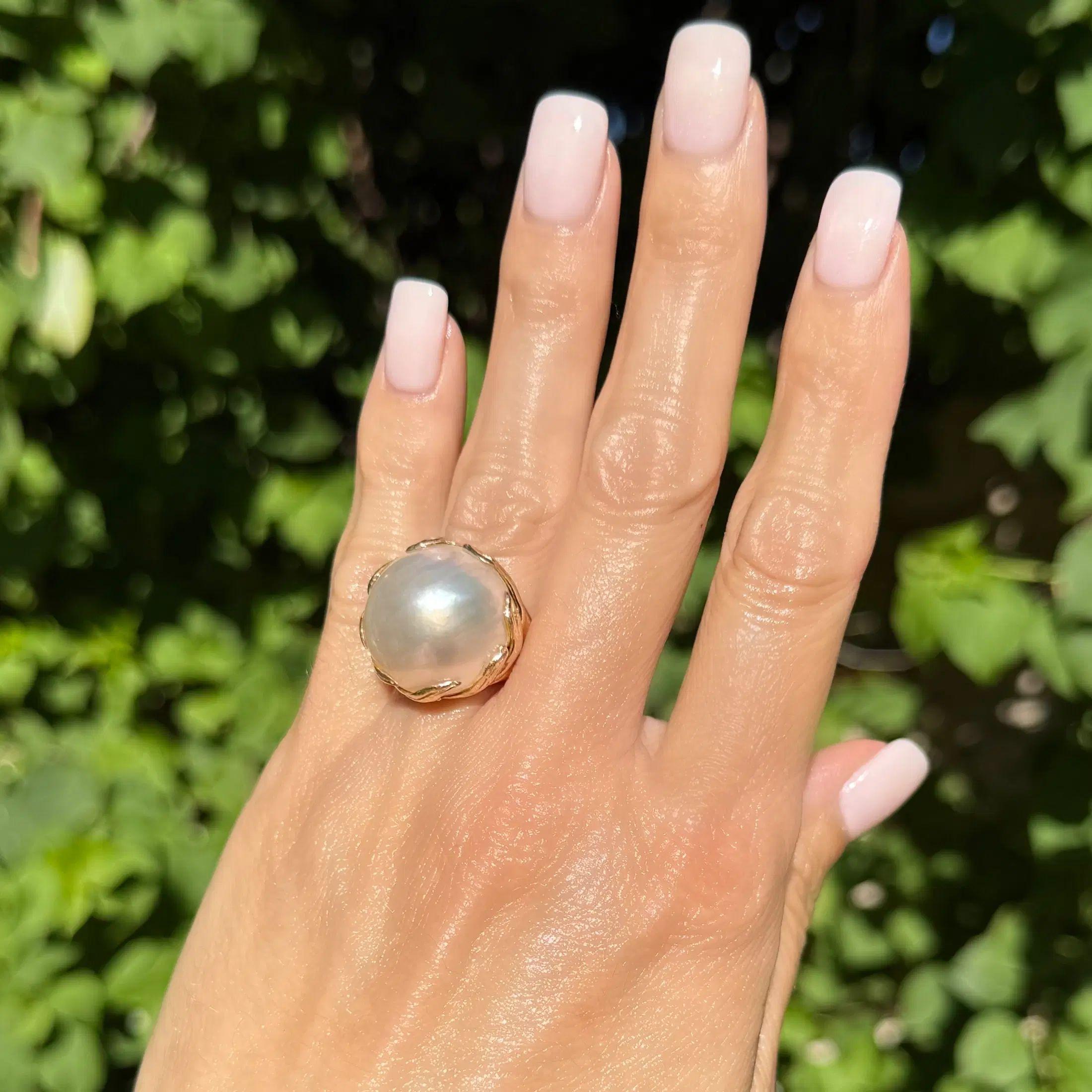Moderniste Vintage 22mm Round Mabe Pearl Gold Wave Bezel Design Dome Ring (bague dôme) en vente