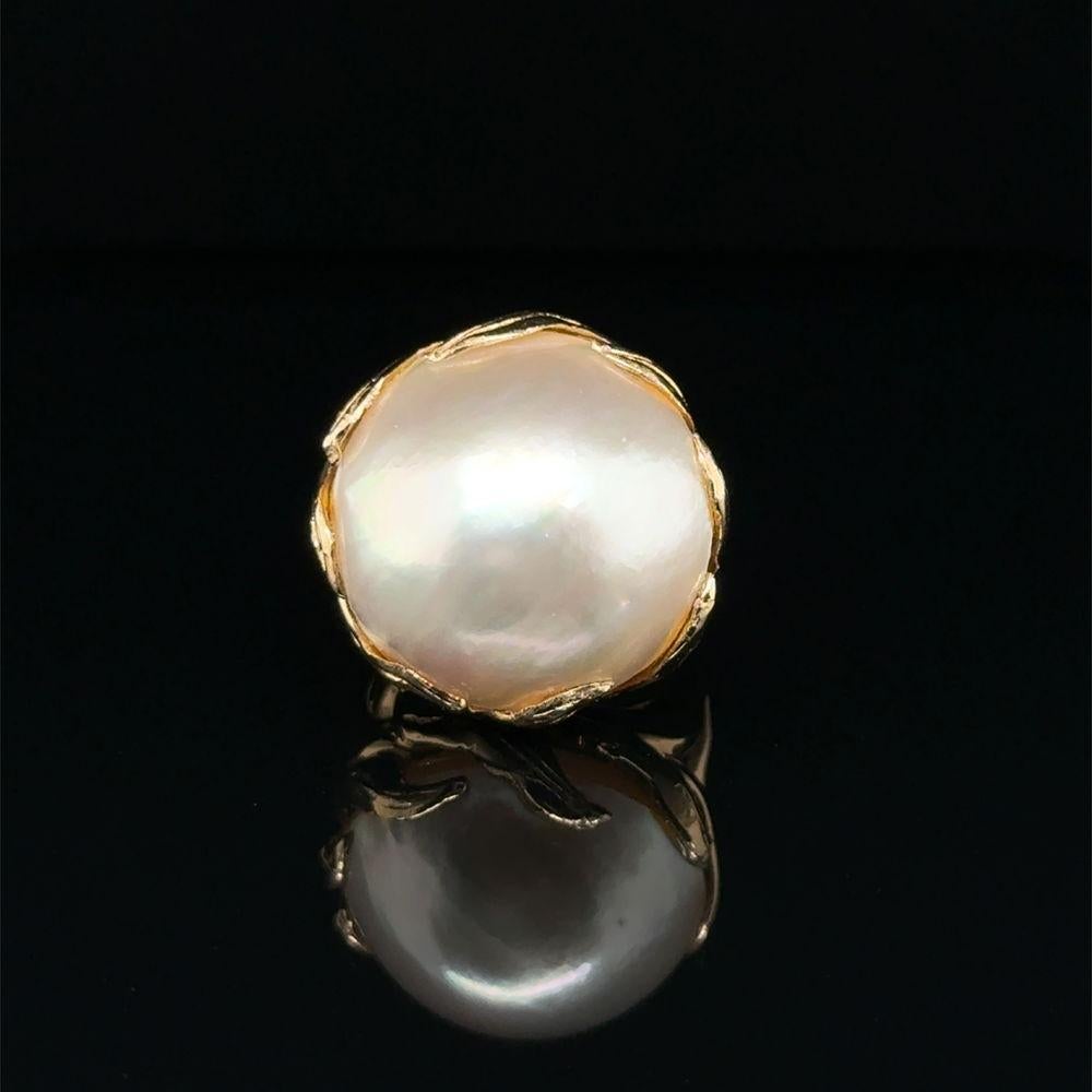 Taille ronde Vintage 22mm Round Mabe Pearl Gold Wave Bezel Design Dome Ring (bague dôme) en vente