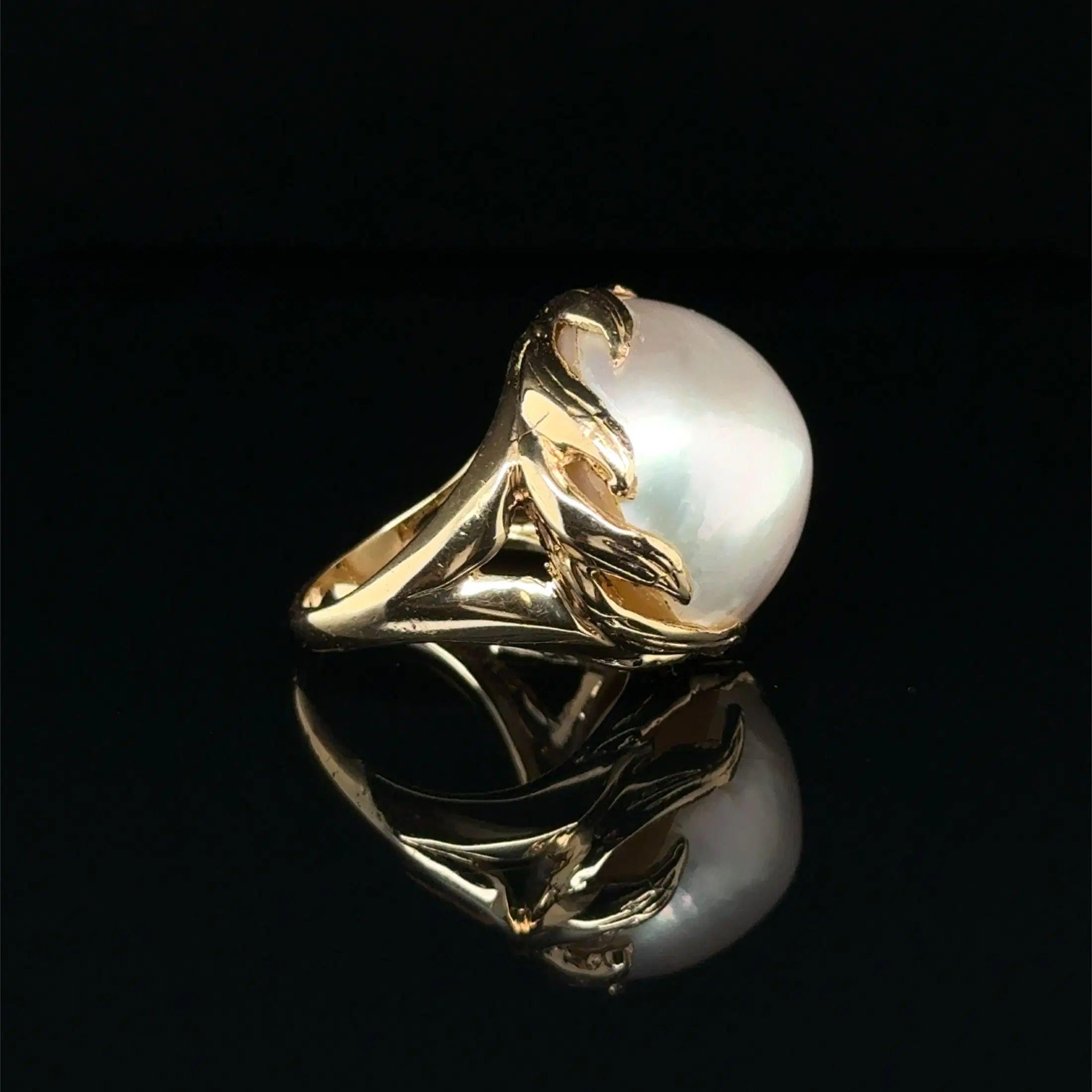 Vintage 22mm Round Mabe Pearl Gold Wave Bezel Design Dome Ring (bague dôme) Excellent état - En vente à Montreal, QC