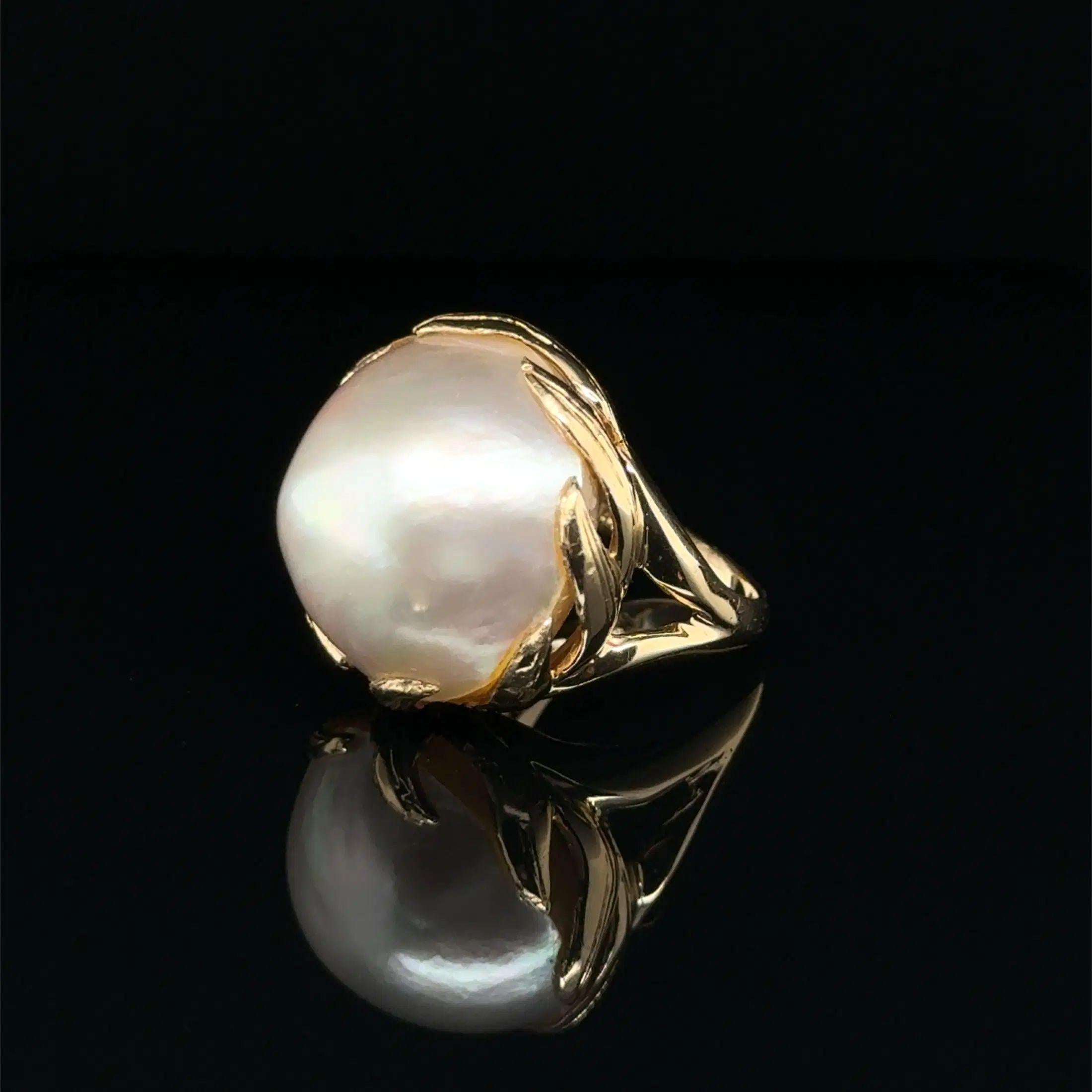 Vintage 22mm Round Mabe Pearl Gold Wave Bezel Design Dome Ring (bague dôme) Pour femmes en vente