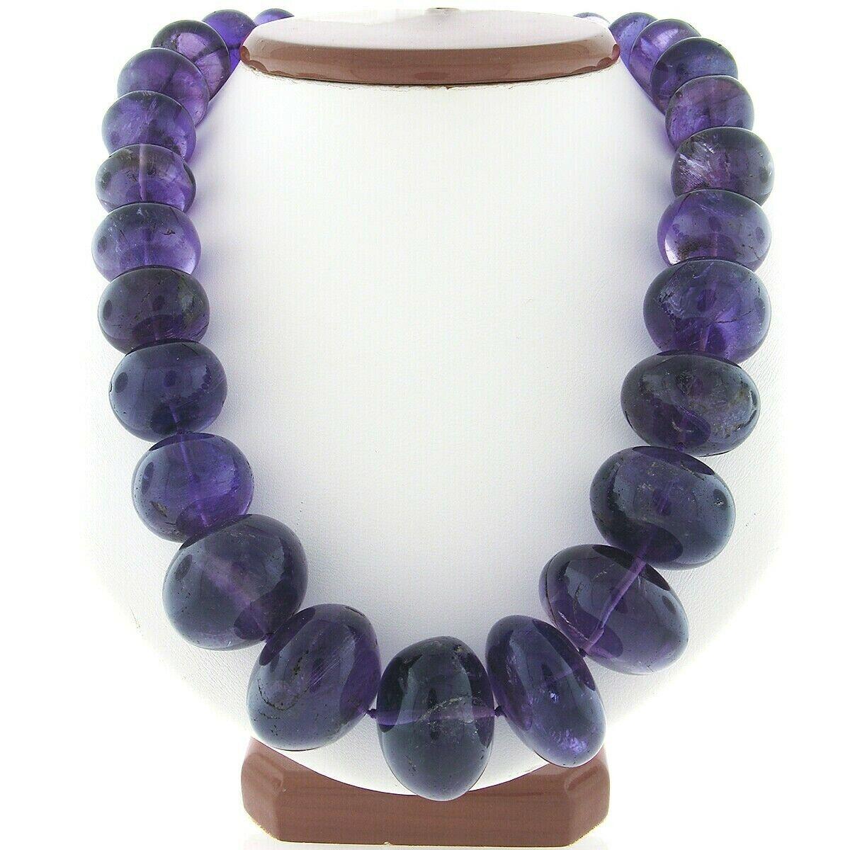 Diese prächtige Vintage-Halskette wurde mit 32 natürlichen, echten Amethysten aufgereiht, die einen Durchmesser von 15,6 mm bis 26 mm haben. Jeder dieser rondellförmigen Steine hat eine schöne polierte Oberfläche und zeigt eine absolut prächtige
