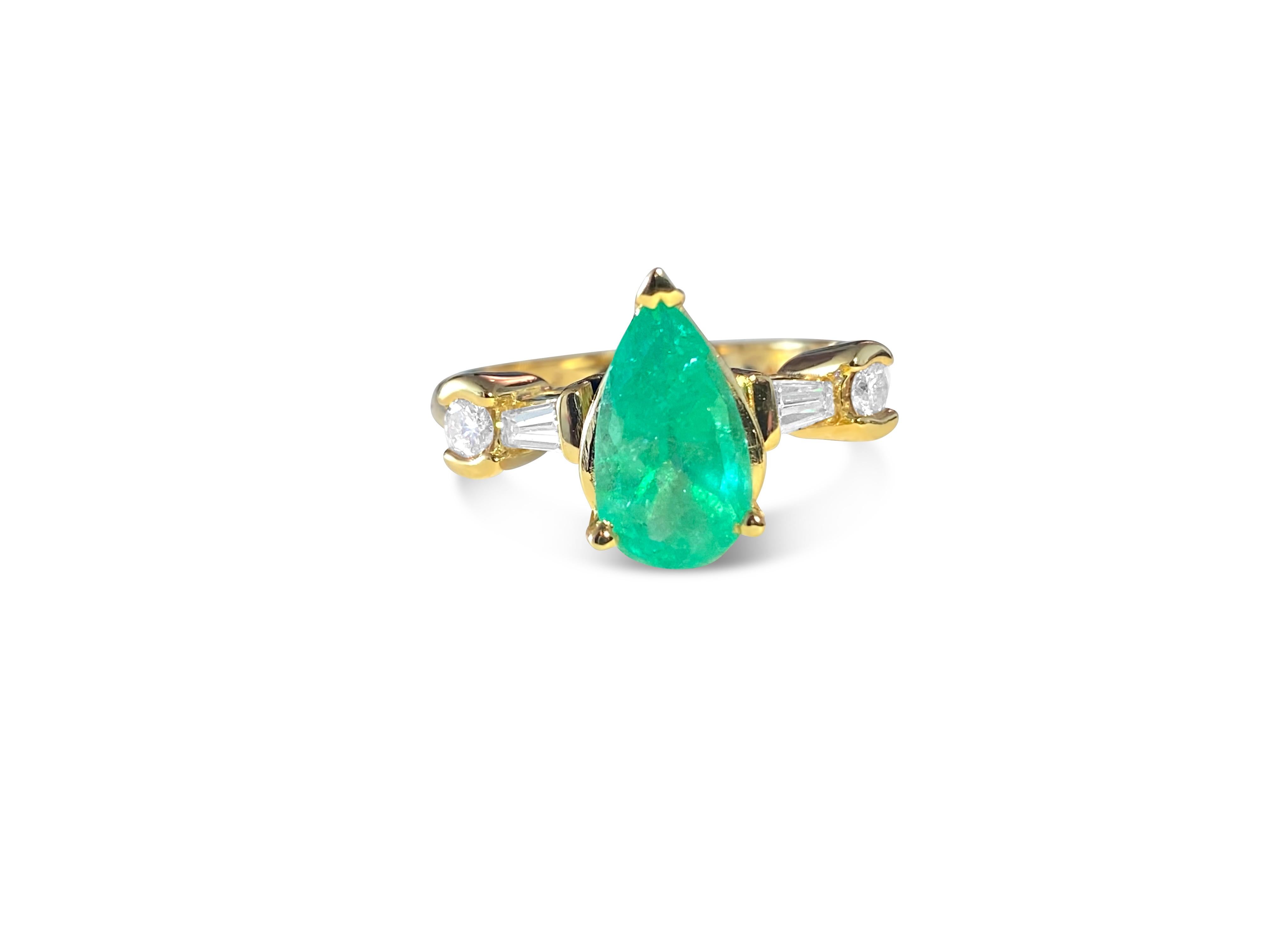 Pear Cut Vintage 2.30 Carat Emerald and Diamond Cocktail Ring For Sale