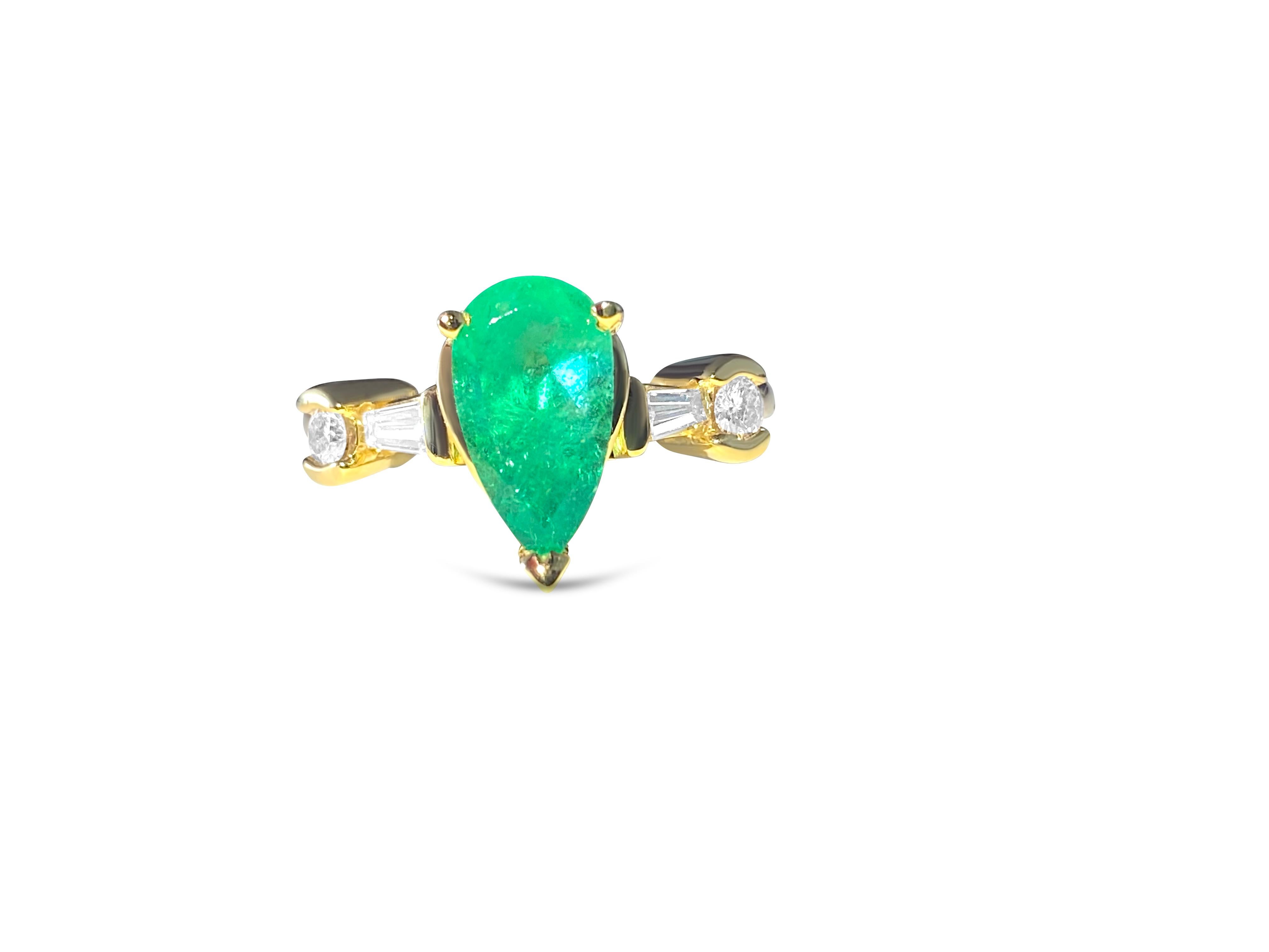 Vintage 2.30 Carat Emerald and Diamond Cocktail Ring In Excellent Condition For Sale In Miami, FL