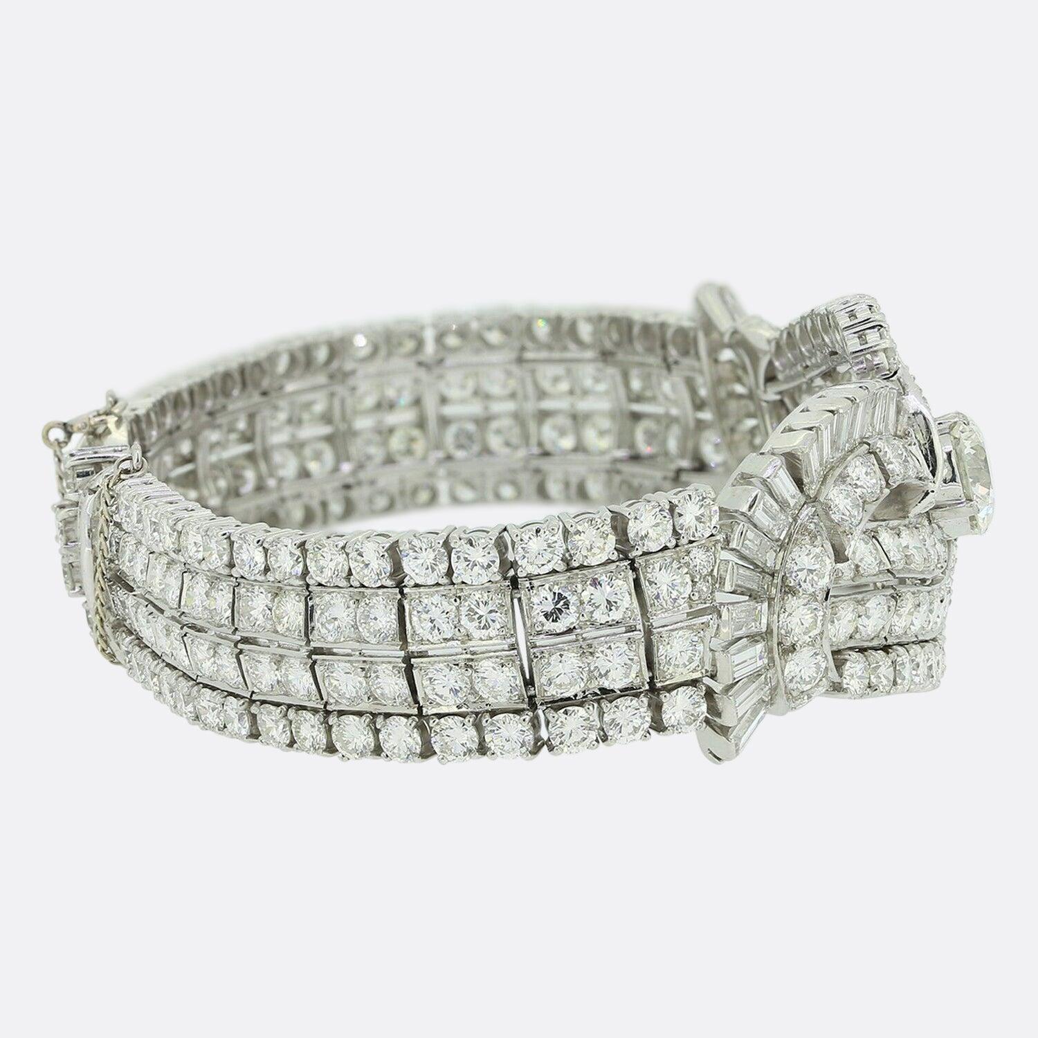 Il s'agit d'un très beau bracelet datant des années 1970. Le bracelet abrite une vaste gamme de diamants, dont le principal est une superbe taille européenne ancienne de 2,40 carats. Le reste des diamants est un mélange de diamants ronds de taille