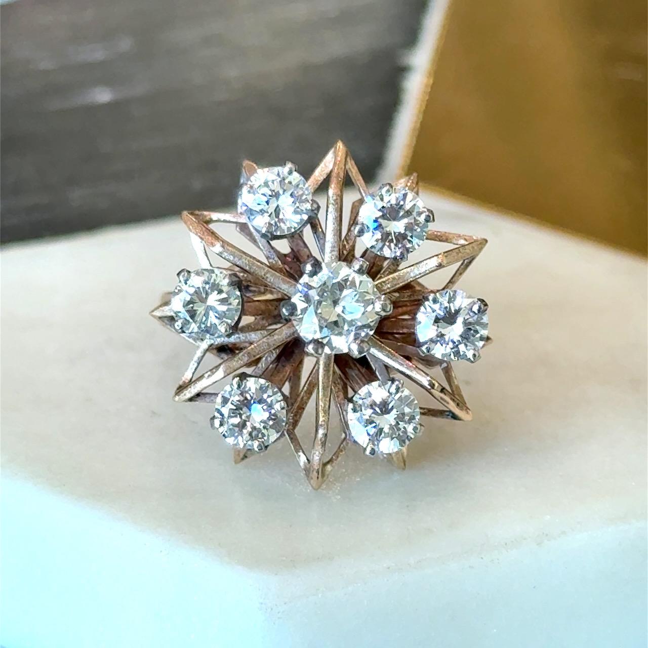 Vintage 1950's Starburst Cocktail Ring
.60ct Brillant Alt Europäischer Schliff Center Diamant
J Farbe  SI-Klarheit 
6- Brillante runde Diamanten
1,70cts 
H-J Farbe  SI-Klarheit
8,2 Gramm 14kt Gelb- und Weißgold 
Größe 5 und Can be Resized

Warum wir