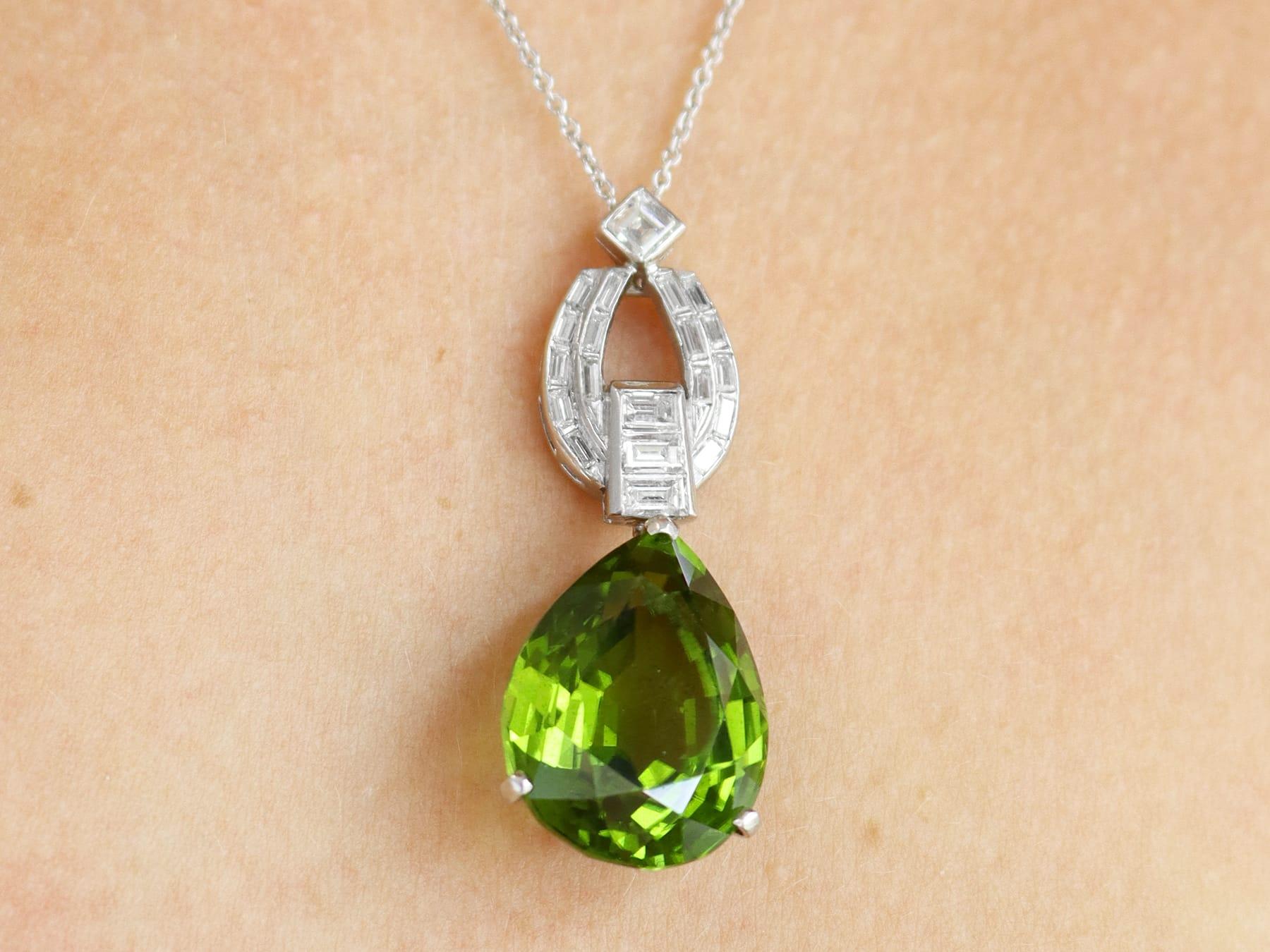 Anhänger aus Platin mit 23,20 Karat Peridot und 1,38 Karat Diamanten, um 1945 (Asscher-Schliff) im Angebot