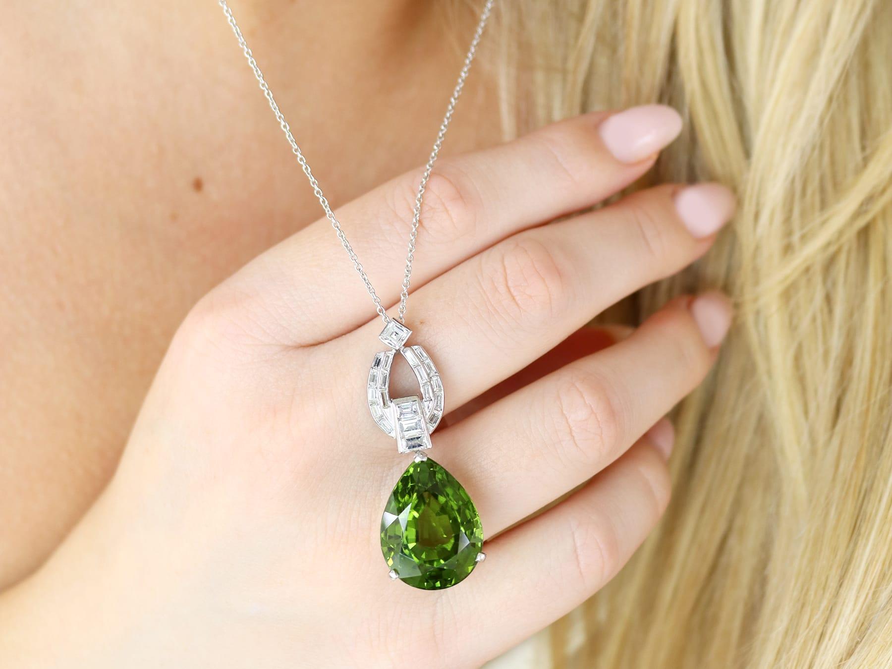 Anhänger aus Platin mit 23,20 Karat Peridot und 1,38 Karat Diamanten, um 1945 im Zustand „Hervorragend“ im Angebot in Jesmond, Newcastle Upon Tyne