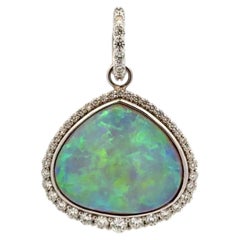 Vintage 23.24 Carat Opal and Diamond Halo Gold Pendentif
