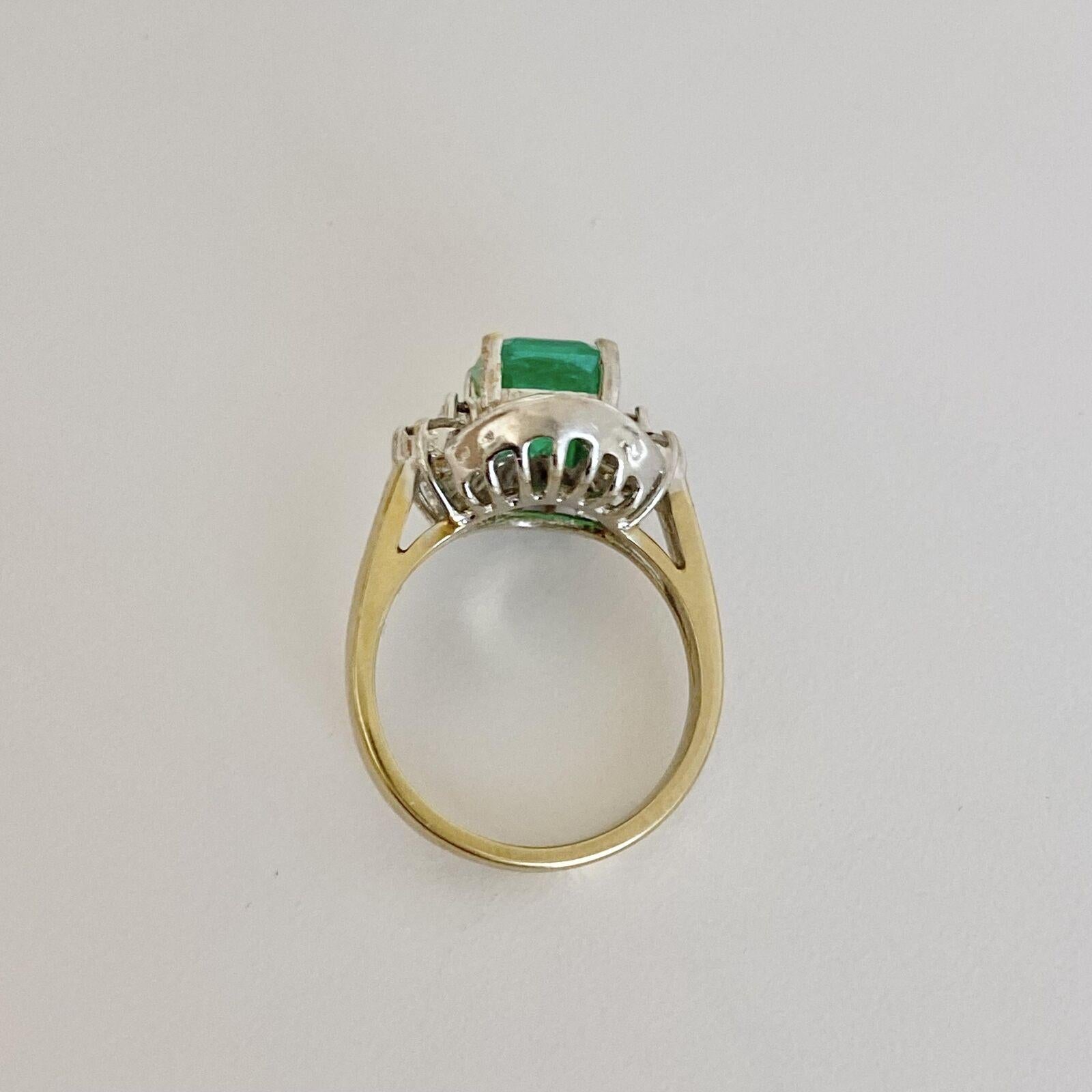 Retro Vintage 2.32ct Green Emerald with Diamonds In 14k Yellow Gold For Sale