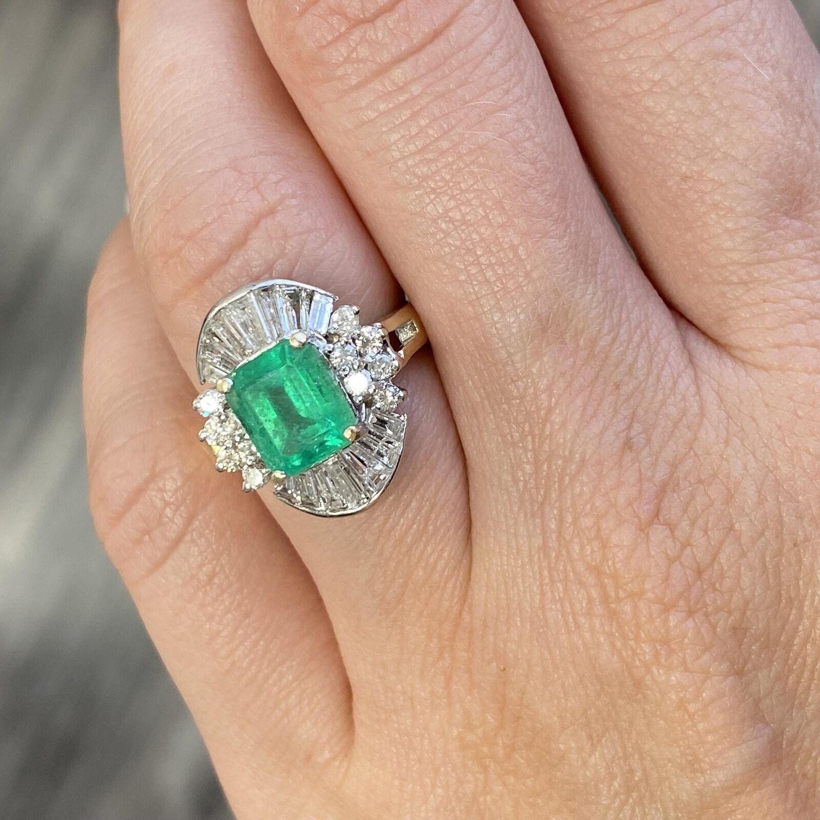 Round Cut Vintage 2.32ct Green Emerald with Diamonds In 14k Yellow Gold For Sale