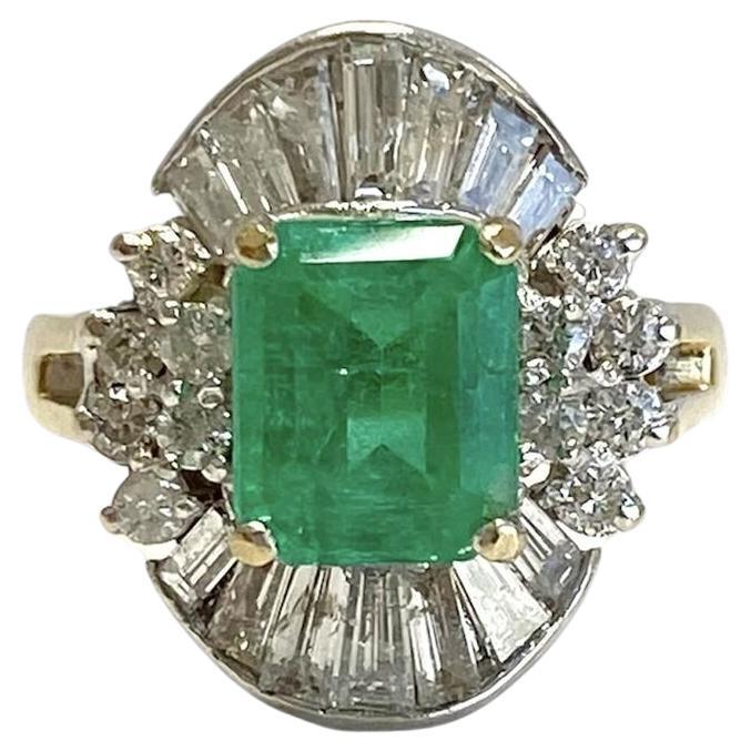 Vintage 2.32ct Green Emerald with Diamonds In 14k Yellow Gold For Sale