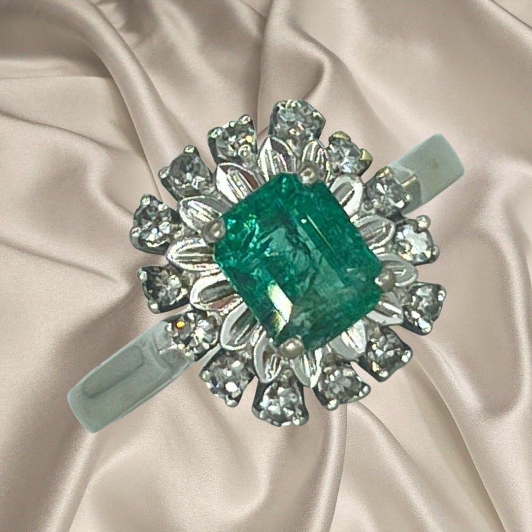 18 Karat Weißgold Set Vintage Smaragde und Diamanten Cluster-Ring und Ohrringe. Der Ring verfügt über einen zentralen Smaragd von ca. 6 mm x 5 mm mit einem Karatgewicht von ca. 0,75 Karat. Die Diamanten auf dem Ring sind Diamanten im Einzelschliff