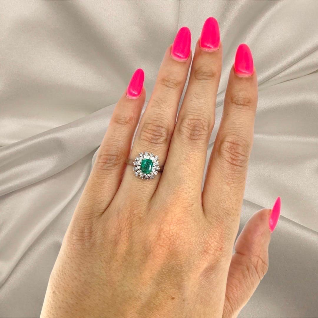 18 Karat Ohrgehängering mit 2,33 Karat Smaragd und Diamant, Set im Zustand „Hervorragend“ im Angebot in Miami, FL