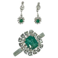 Pendants d'oreilles vintage en or 18 carats sertis d'émeraudes et de diamants de 2,33 carats