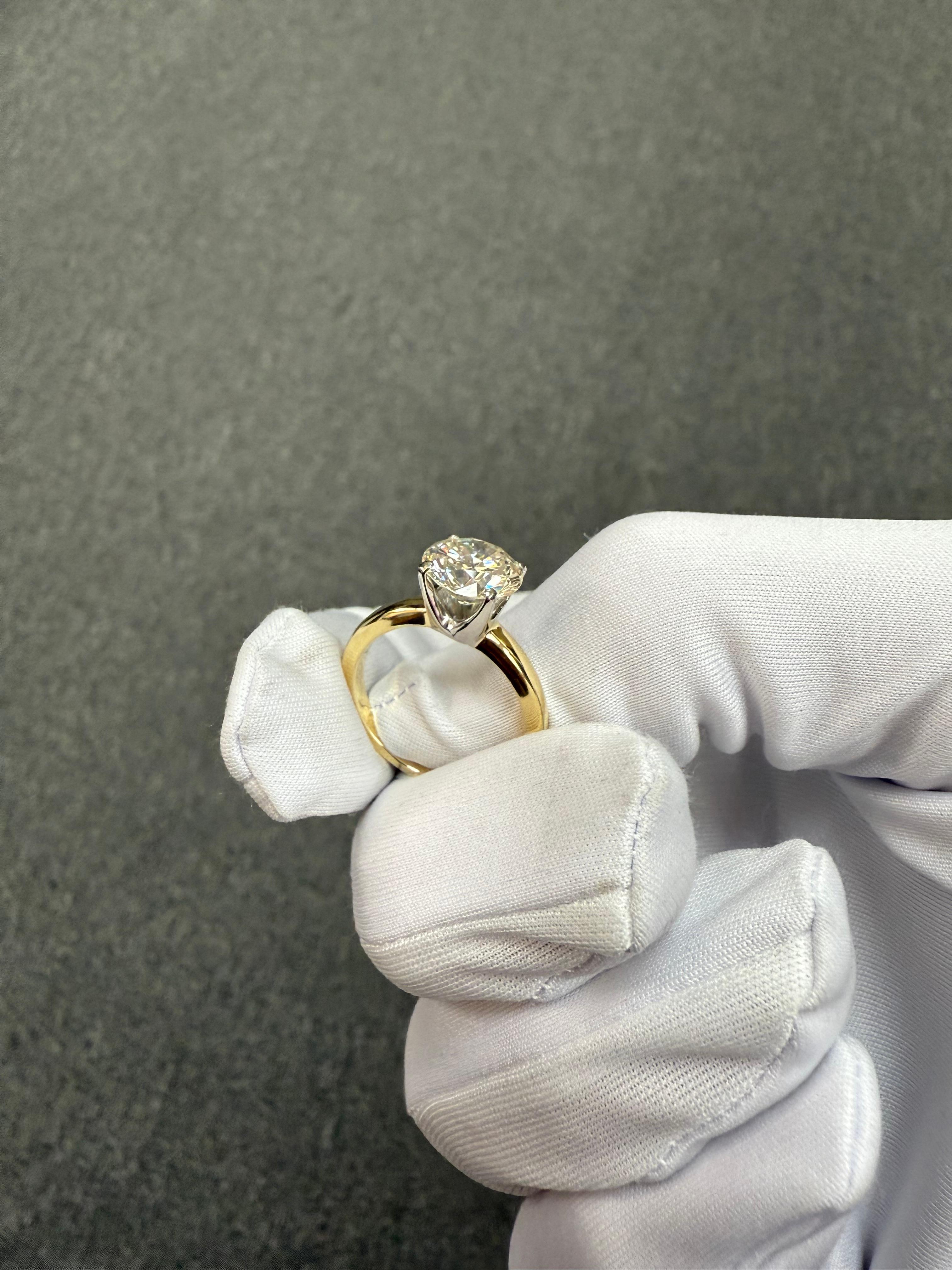 Vintage 2.36 Carat Solitaire Diamond 18k Yellow Gold Platinum Engagement Ring in vendita 4