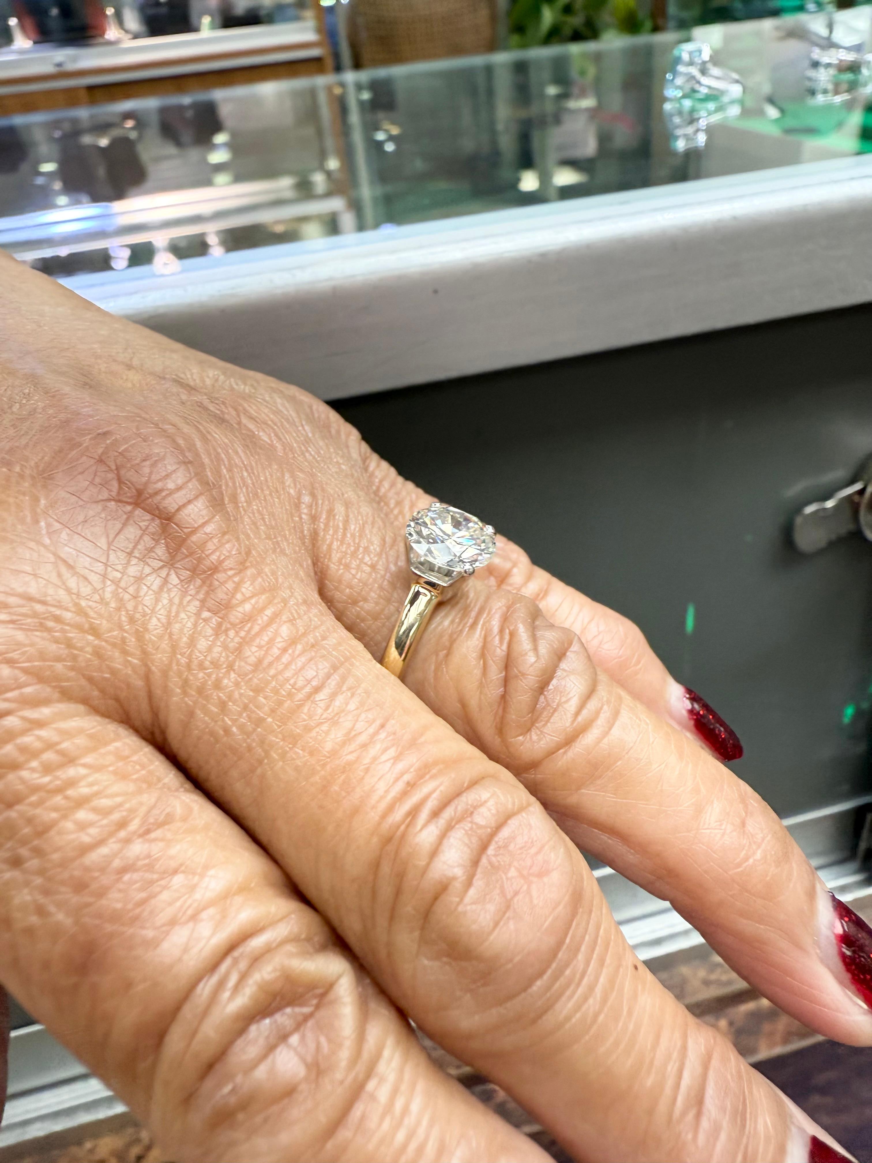 Moderno Vintage 2.36 Carat Solitaire Diamond 18k Yellow Gold Platinum Engagement Ring in vendita