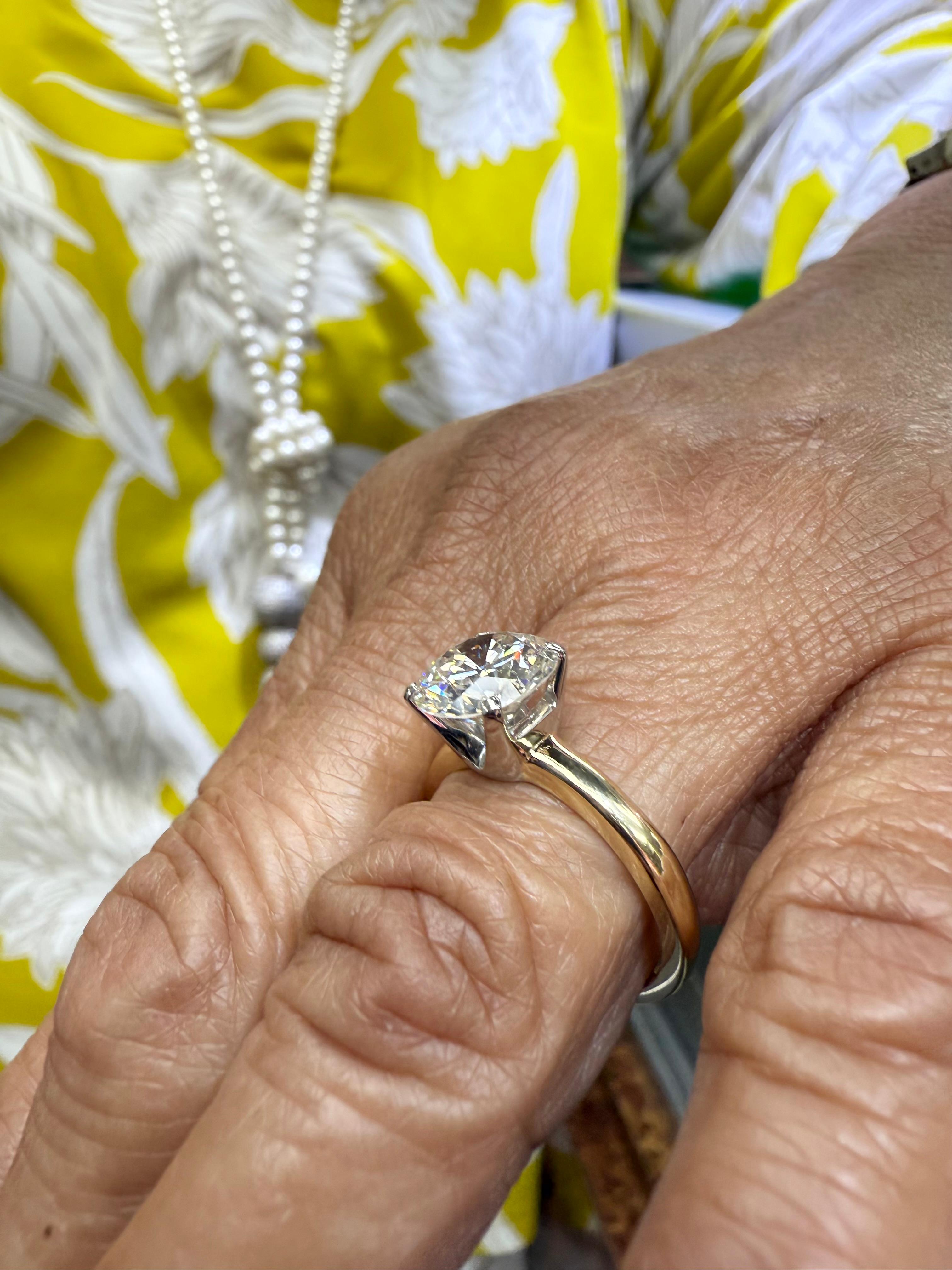 Taglio rotondo Vintage 2.36 Carat Solitaire Diamond 18k Yellow Gold Platinum Engagement Ring in vendita