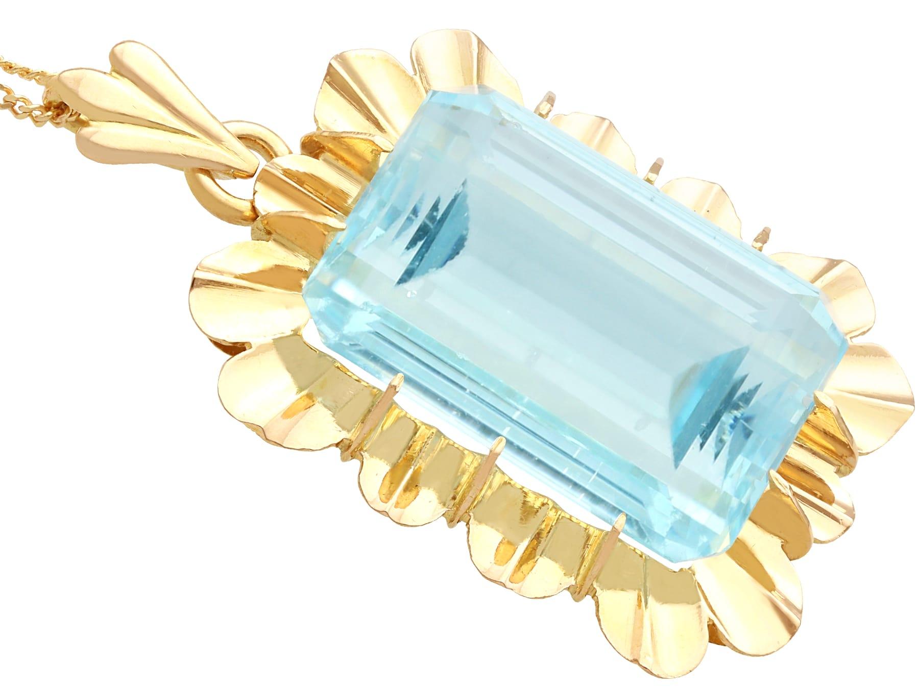 Vintage 23.66 Carat Aquamarine and 18K Yellow Gold Pendant In Excellent Condition For Sale In Jesmond, Newcastle Upon Tyne