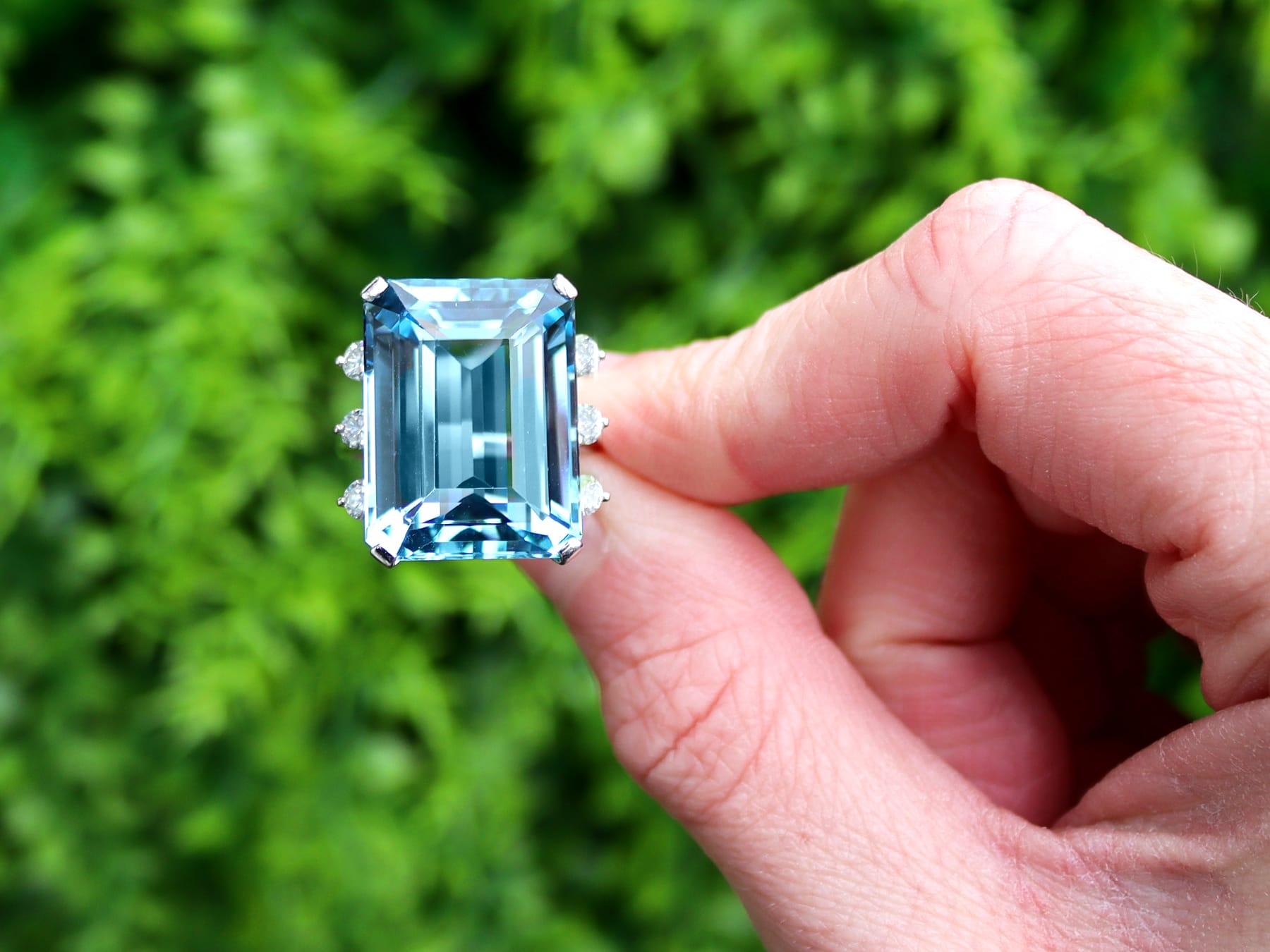Une magnifique bague en platine avec une aigue-marine de 23,68 carats et un diamant de 0,52 carat. Cette bague fait partie de notre collection de bijoux en pierres précieuses et de bijoux de succession.

Cette superbe bague vintage en aigue-marine,