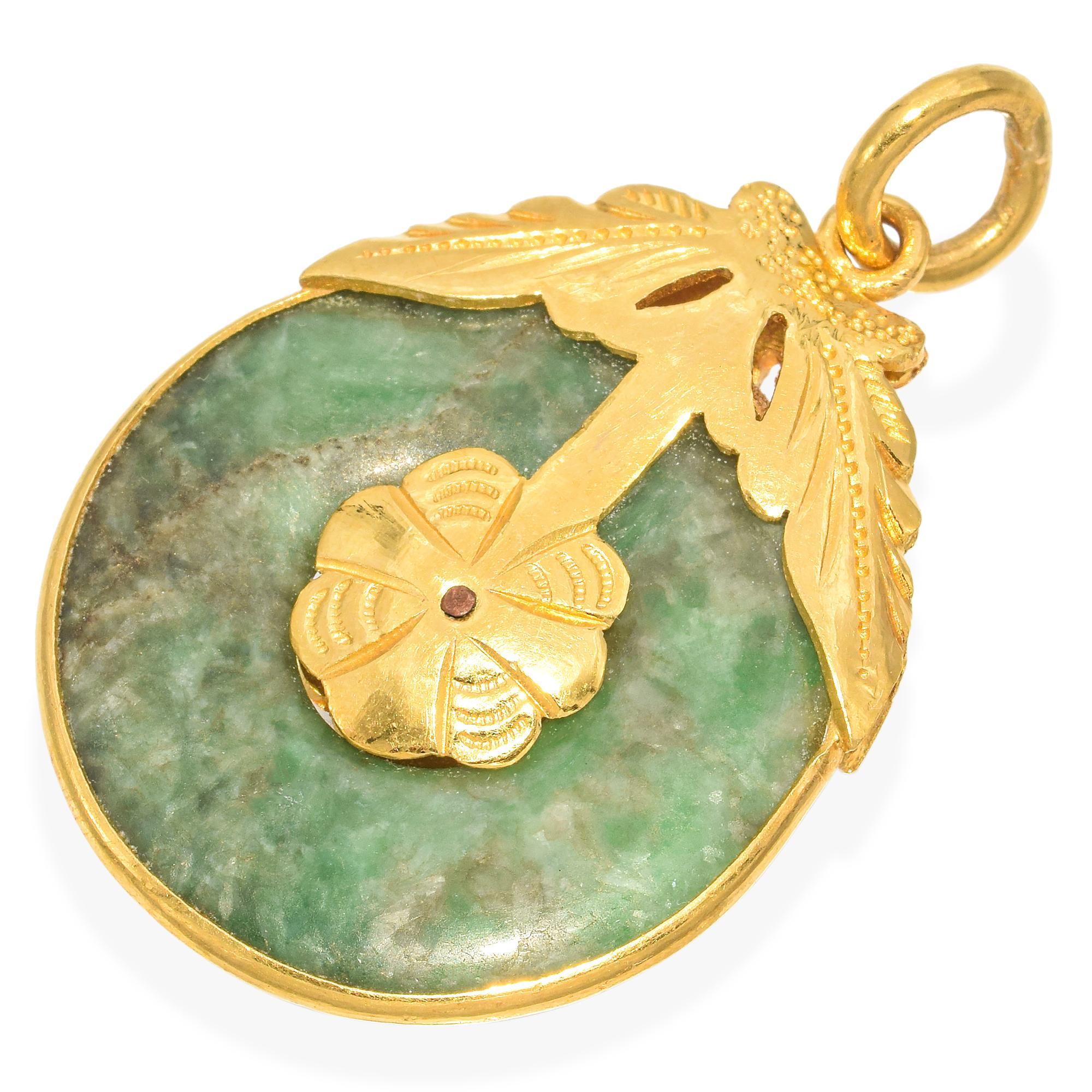 Round Cut Vintage 23K Yellow Gold Green Jade Round Donut Disc Pendant For Sale
