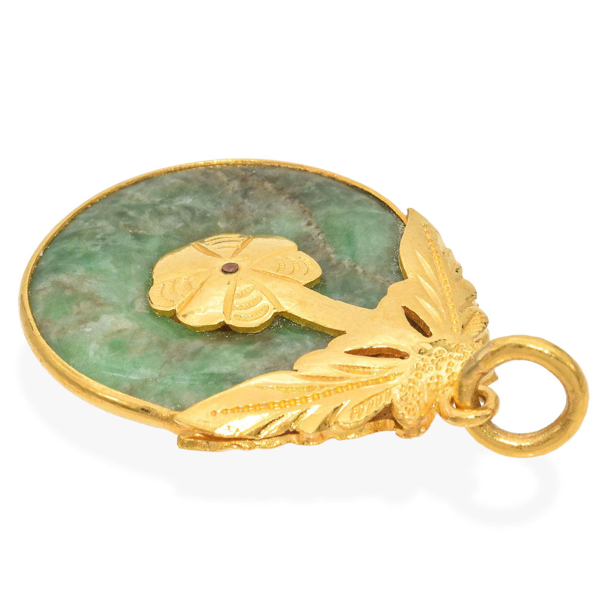 Women's Vintage 23K Yellow Gold Green Jade Round Donut Disc Pendant For Sale