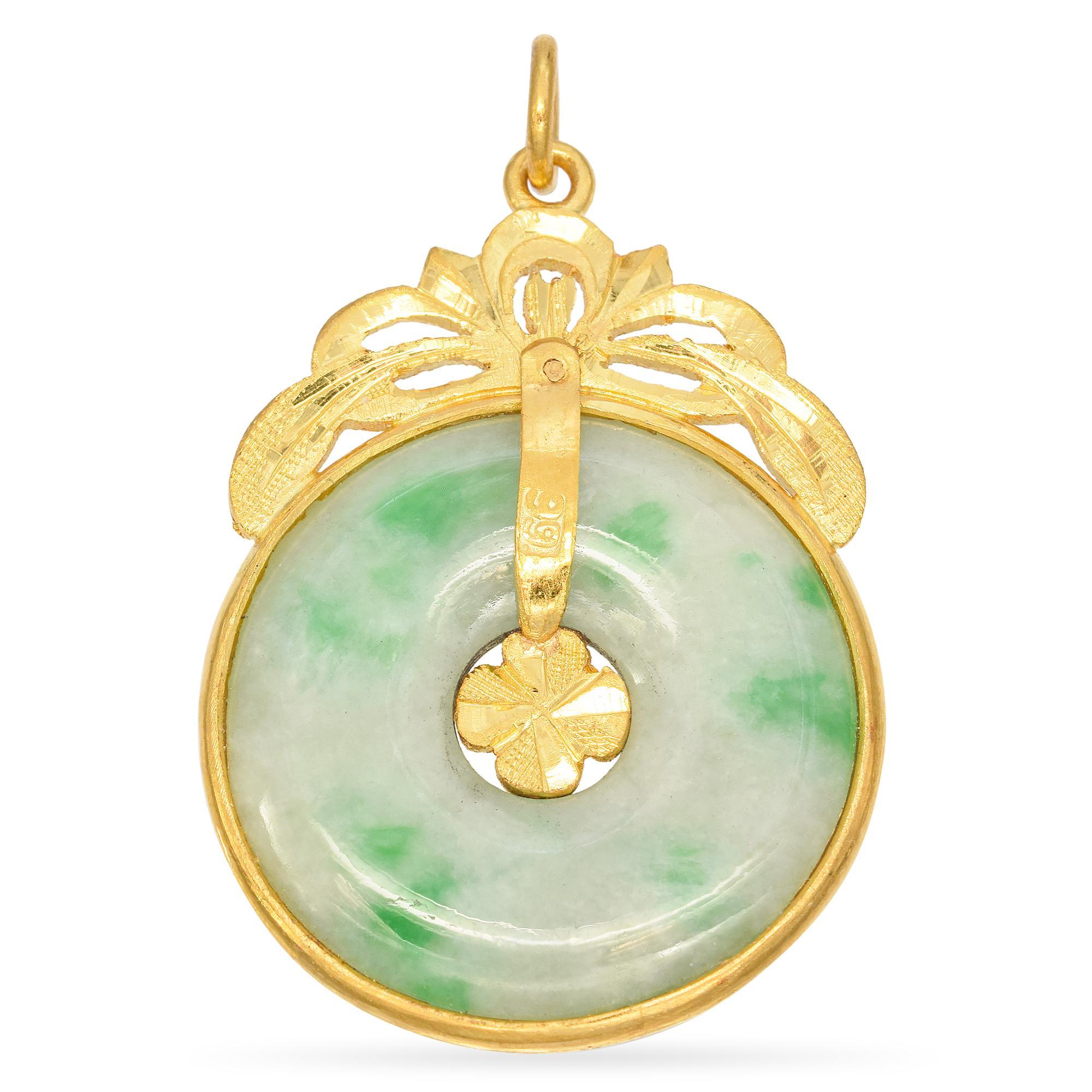Vintage 23k Yellow Gold Jade Donut Pendant In Good Condition For Sale In New York, NY