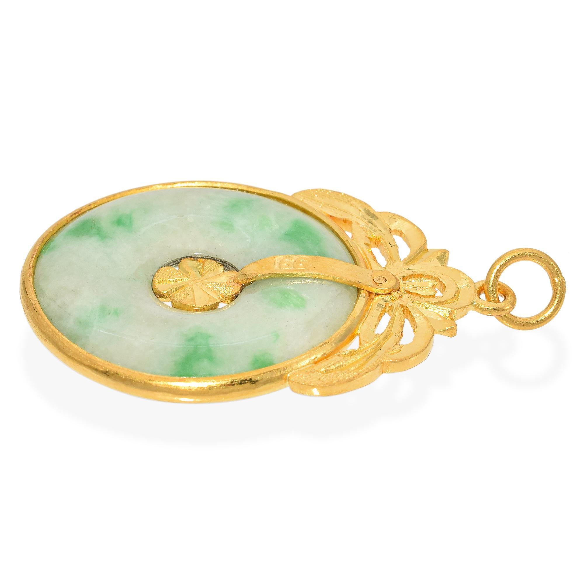 Women's Vintage 23k Yellow Gold Jade Donut Pendant For Sale