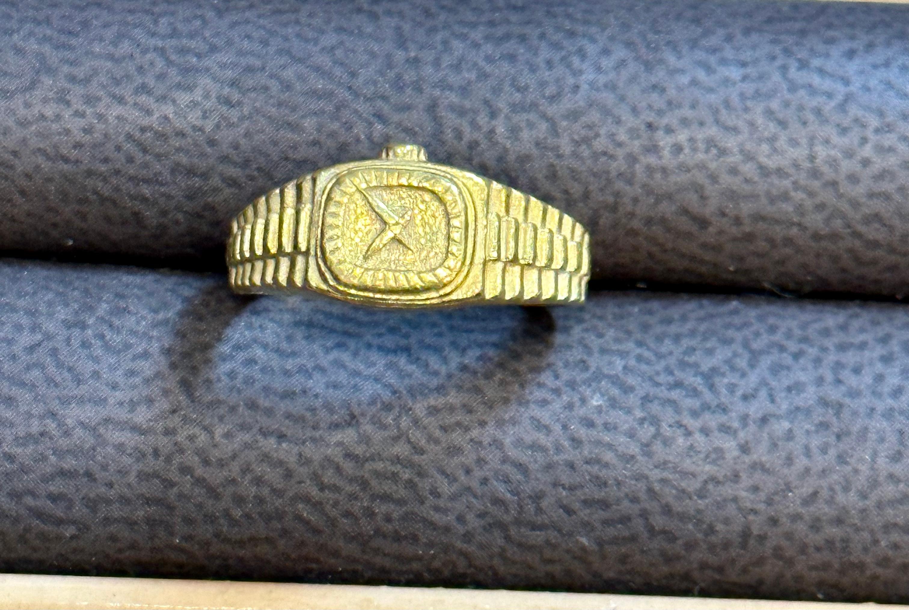 Vintage 24 Karat Yellow Gold 5.1 Gm  Rolex Design Ring Size 5.5

Weight of the Ring is 5.1 Grams 
stamped 99 
Made in Thailand
Please look at all the pictures
Its very hard to capture the true color and luster of the Necklace , I have tried to add