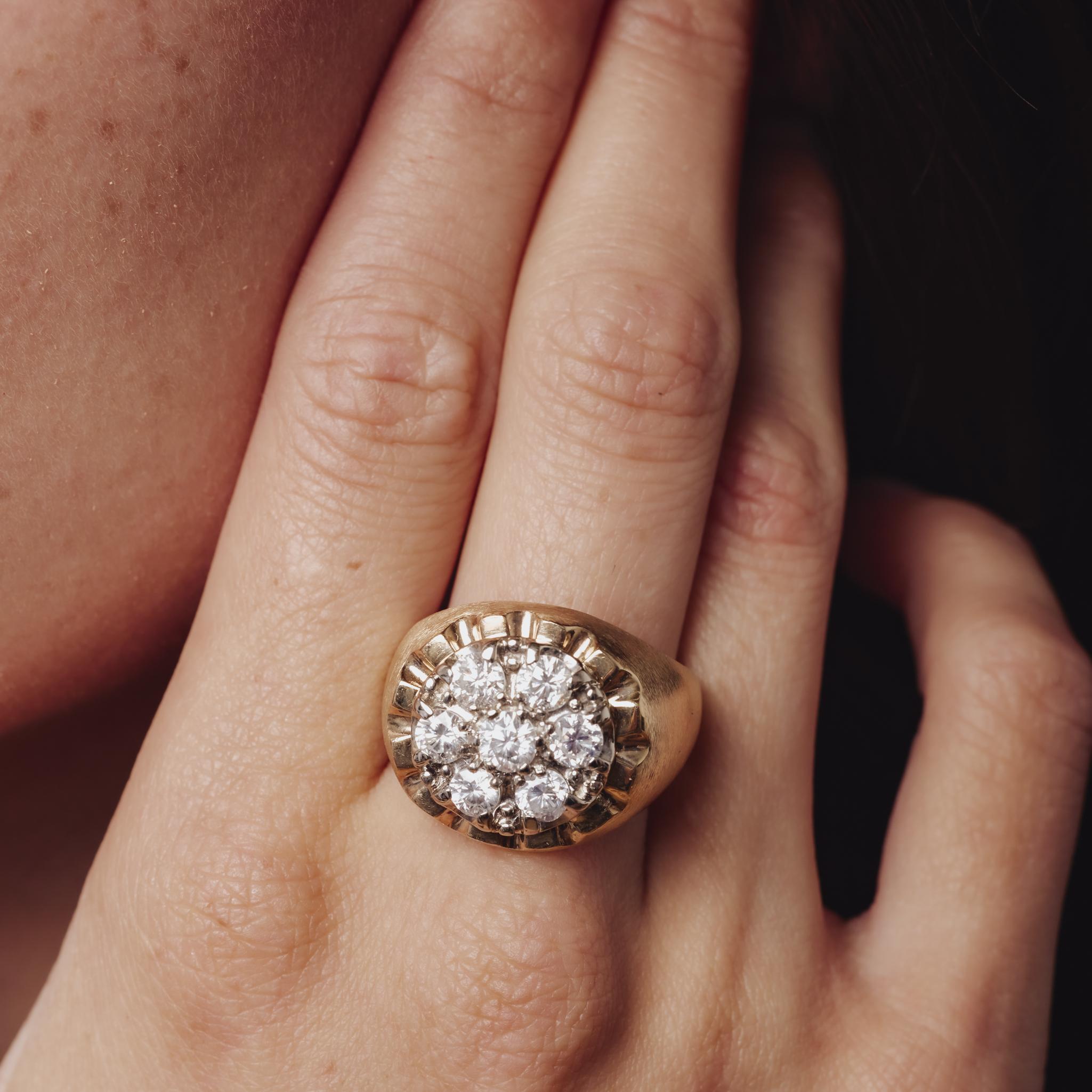 Cette bague vintage des années 1970 met en valeur sept éblouissants diamants européens anciens et ronds de taille brillant totalisant 2,40 carats, sertis dans de l'or jaune et blanc 14k pour une déclaration intemporelle.