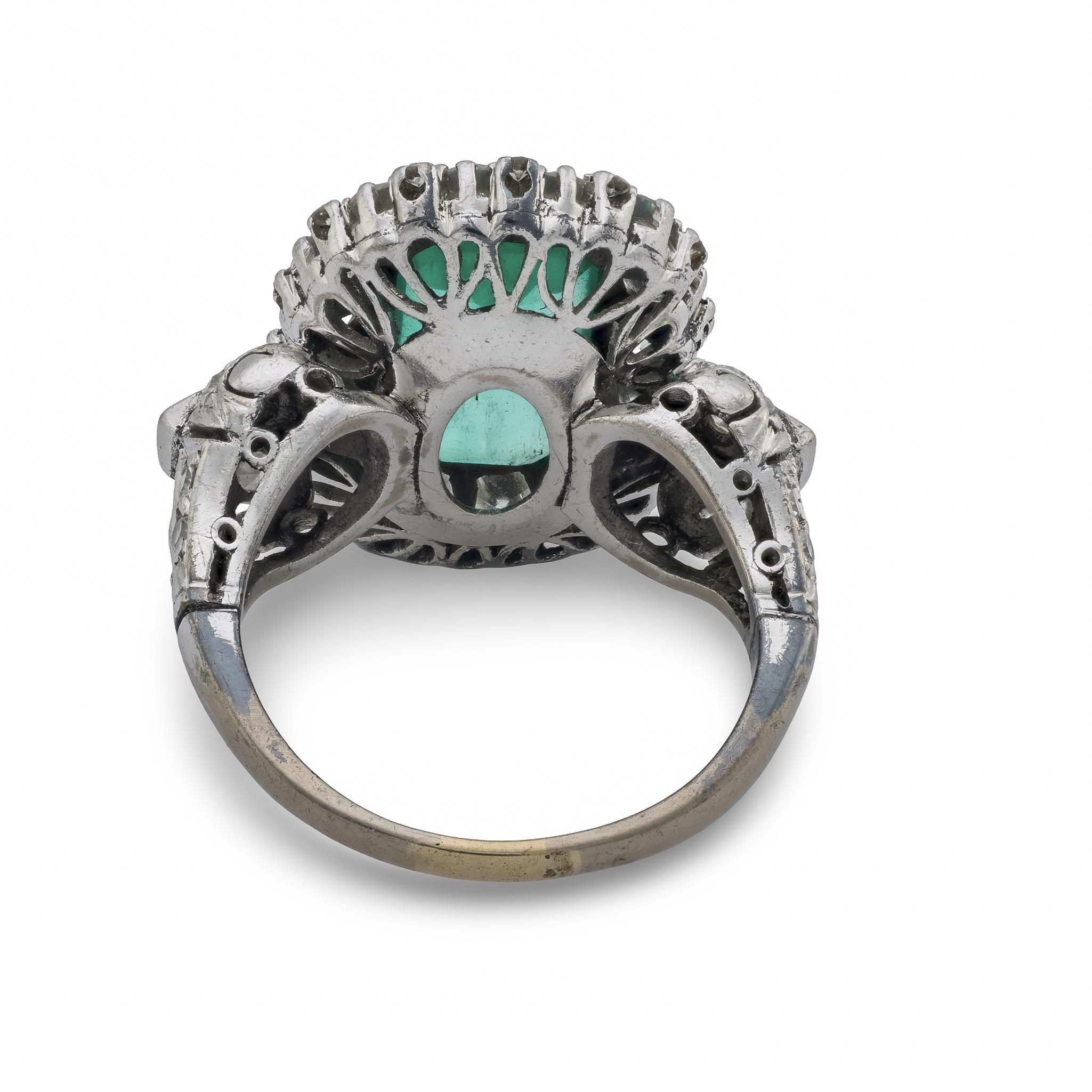 Vintage 2,40 Karat Smaragd-Diamant-Platin-Cluster-Cocktailring (Moderne) im Angebot