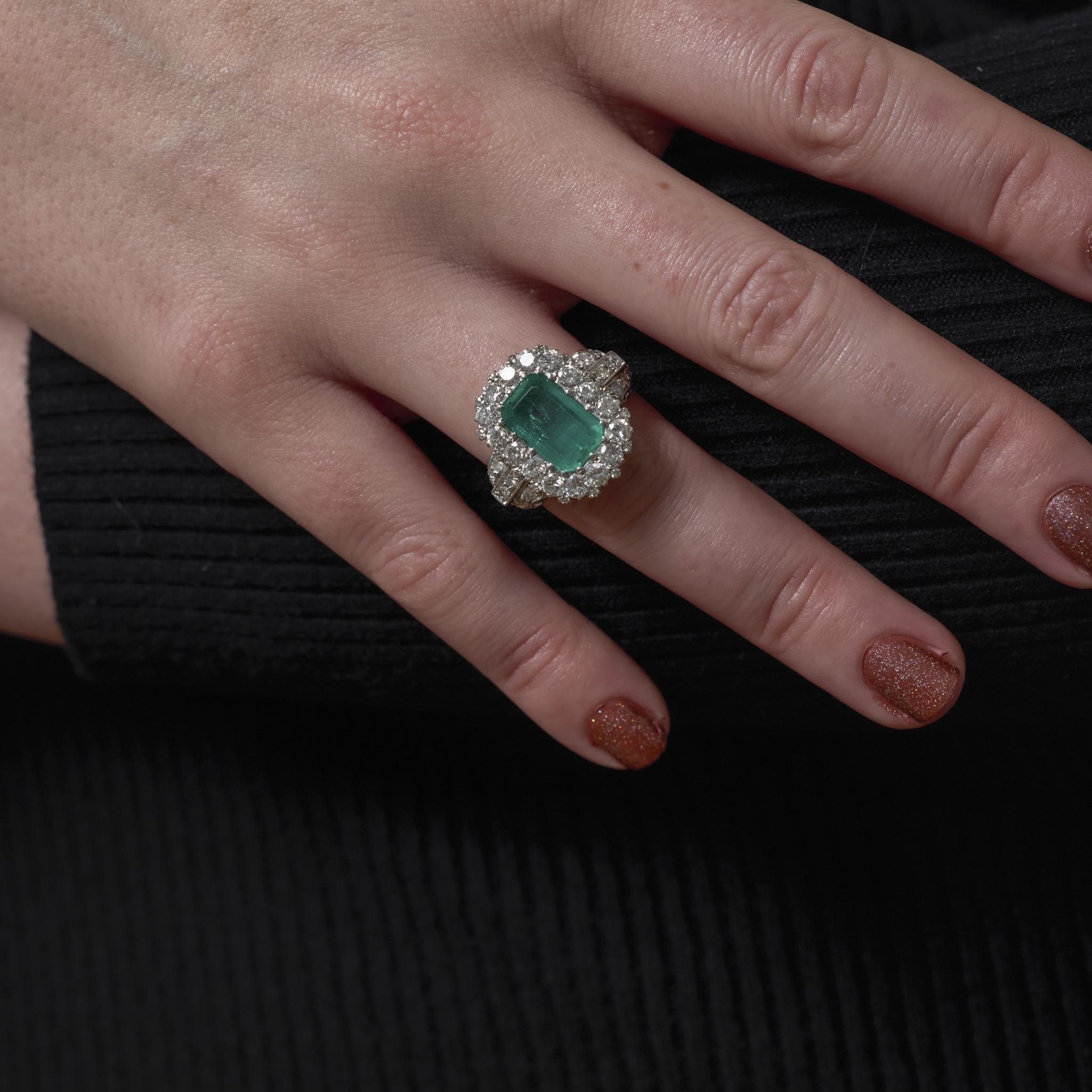 Vintage 2,40 Karat Smaragd-Diamant-Platin-Cluster-Cocktailring (Smaragdschliff) im Angebot