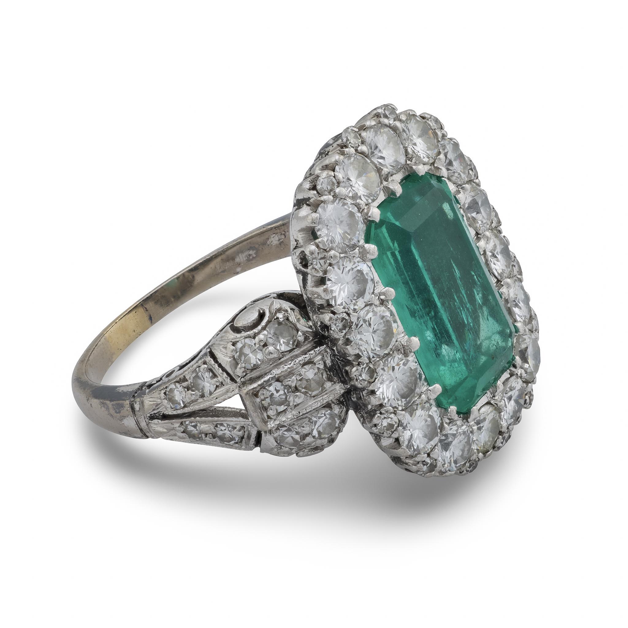 Vintage 2,40 Karat Smaragd-Diamant-Platin-Cluster-Cocktailring im Zustand „Gut“ im Angebot in Beverly Hills, CA