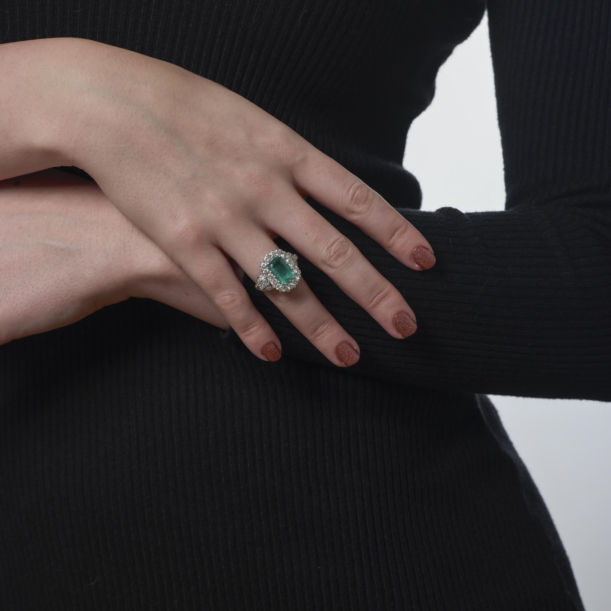 Vintage 2,40 Karat Smaragd-Diamant-Platin-Cluster-Cocktailring Damen im Angebot