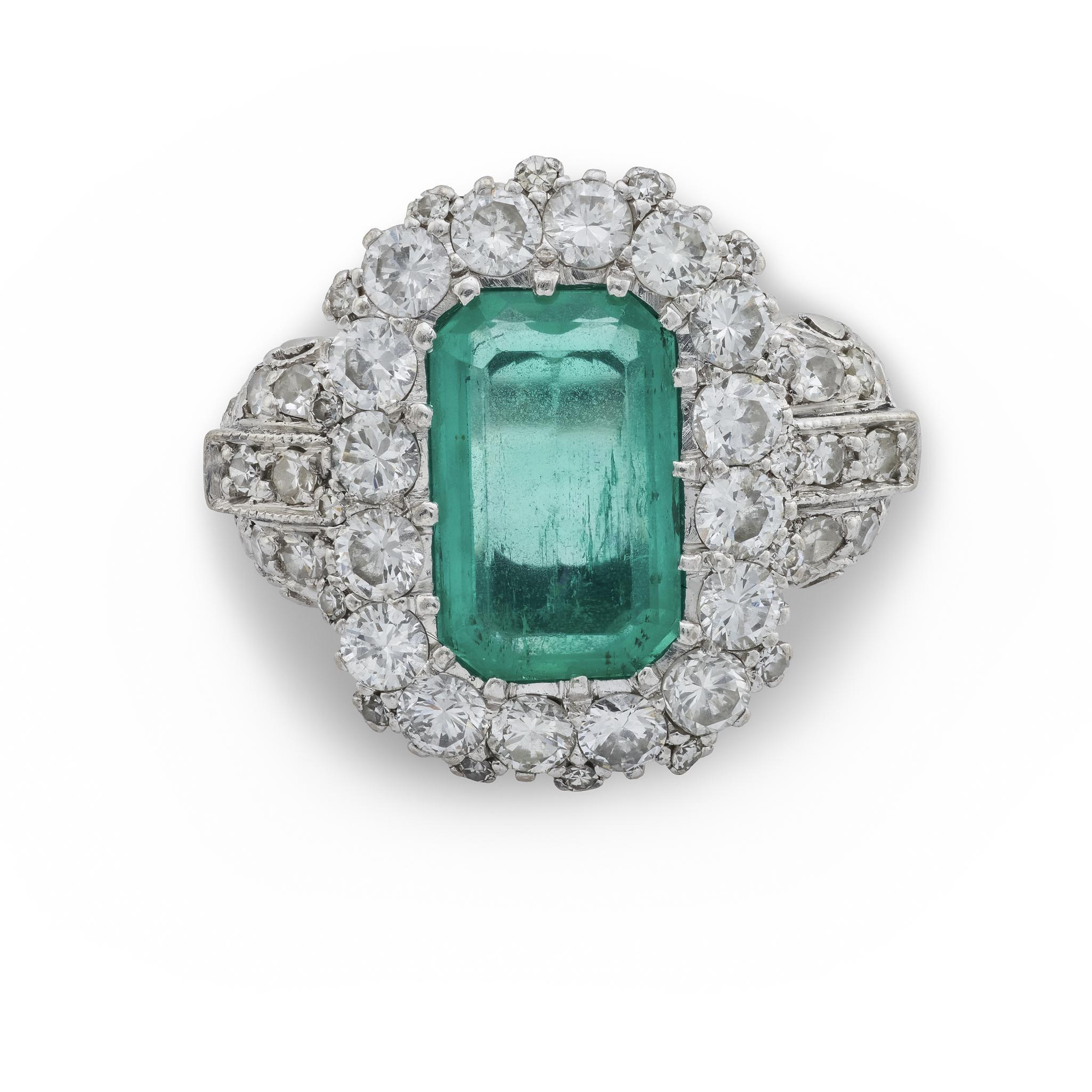 Vintage 2,40 Karat Smaragd-Diamant-Platin-Cluster-Cocktailring im Angebot 1