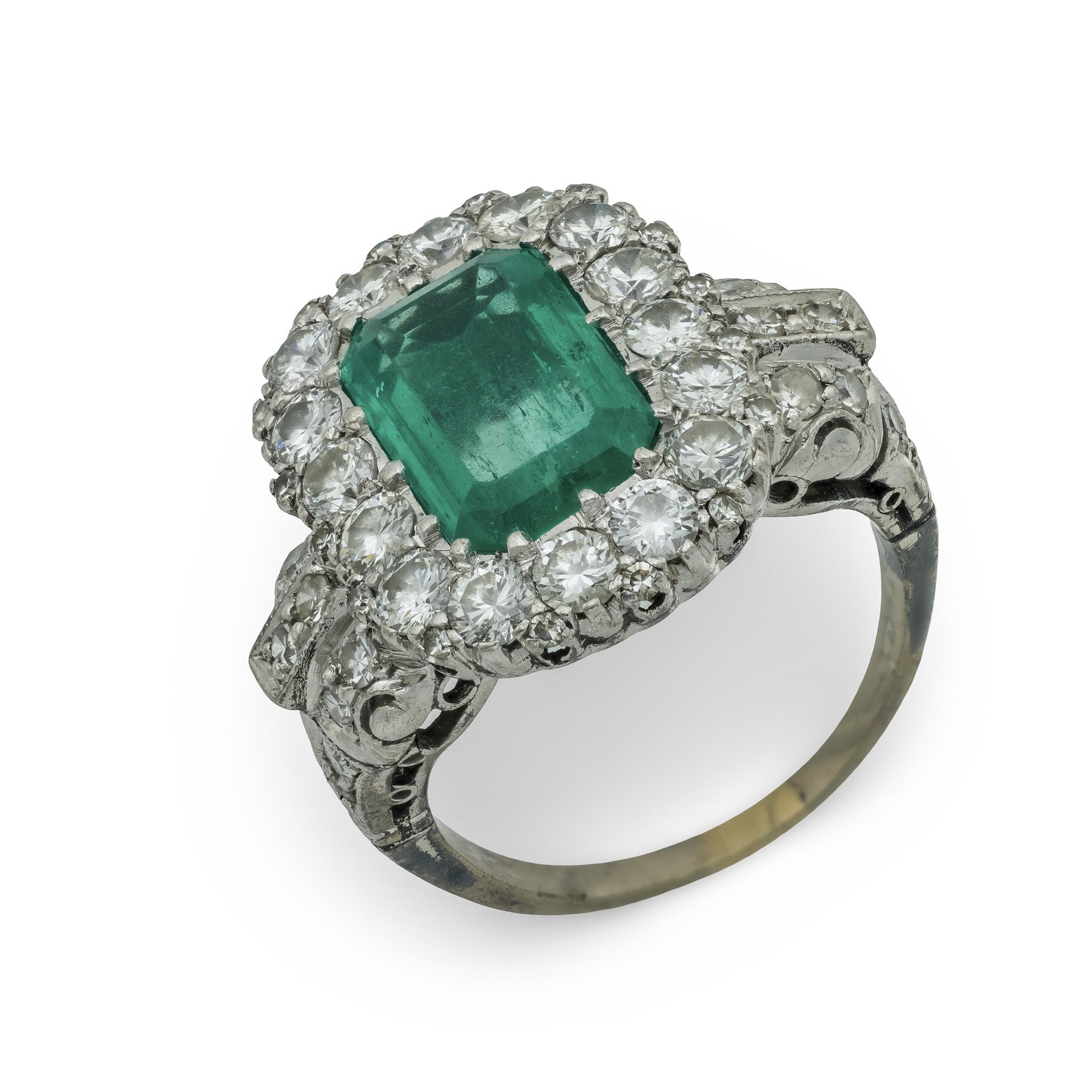 Vintage 2,40 Karat Smaragd-Diamant-Platin-Cluster-Cocktailring