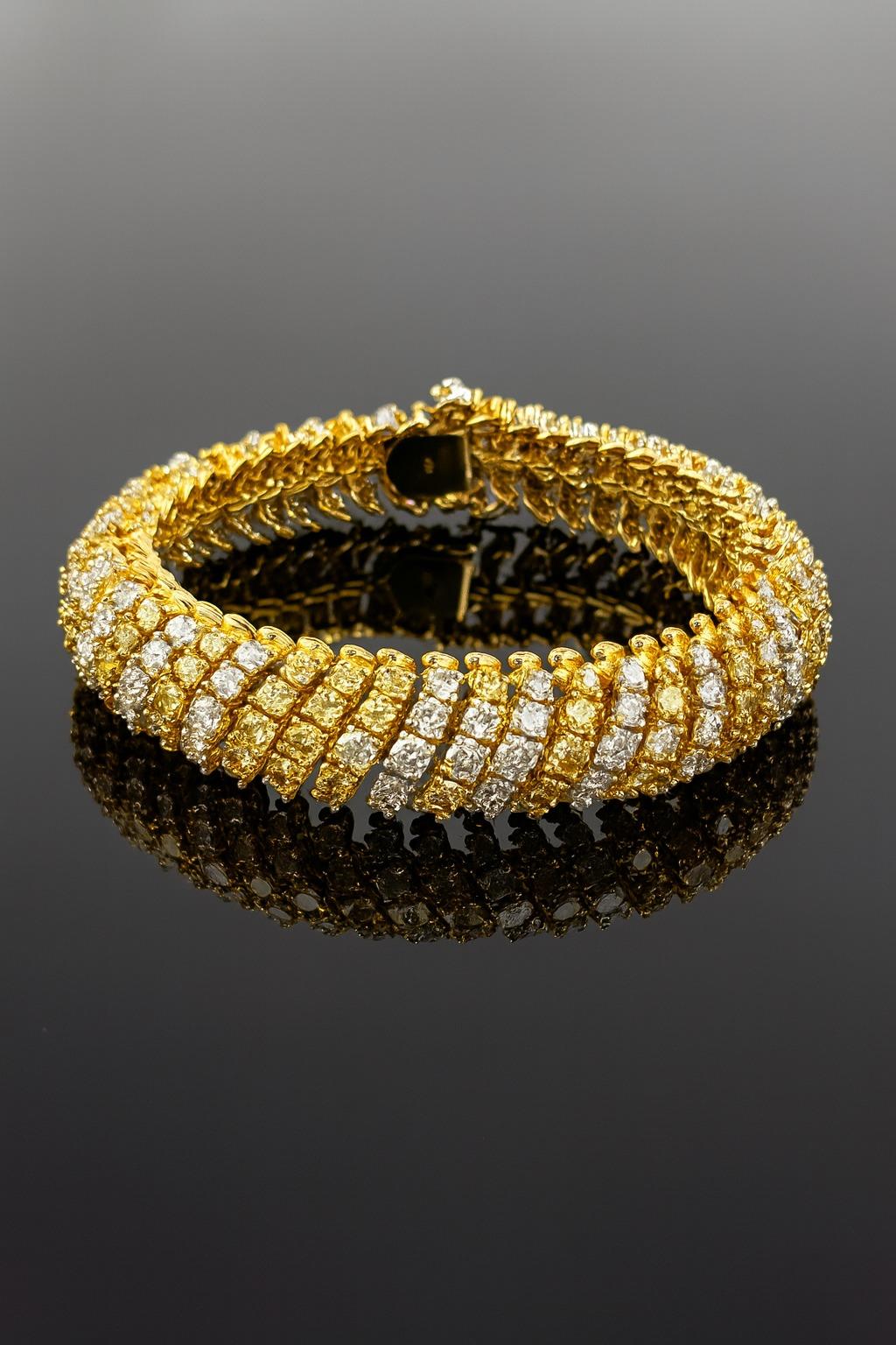 Vintage 24.00 Carat White & Fancy Yellow Diamond Bracelet en or jaune 18K

Un bracelet vintage audacieux et opulent mettant en valeur un impressionnant diamant d'environ 24,00 carats dans un design bicolore saisissant. La pièce présente un mélange