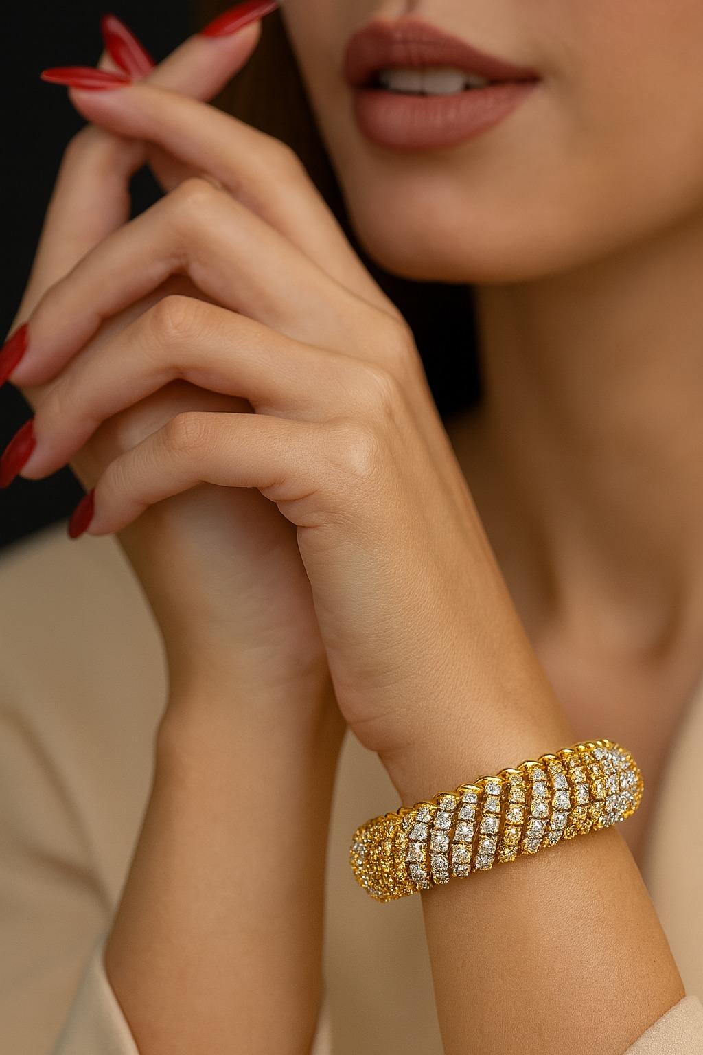 Taille ronde Vintage 24.00 Carat White & Fancy Yellow Diamond Bracelet en or jaune 18K en vente