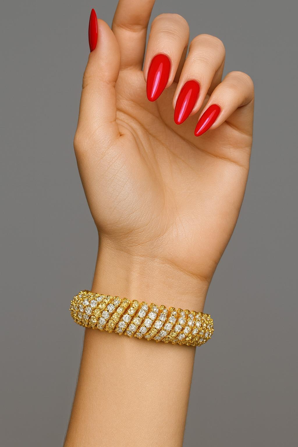 Vintage 24.00 Carat White & Fancy Yellow Diamond Bracelet en or jaune 18K Excellent état - En vente à Chicago, IL