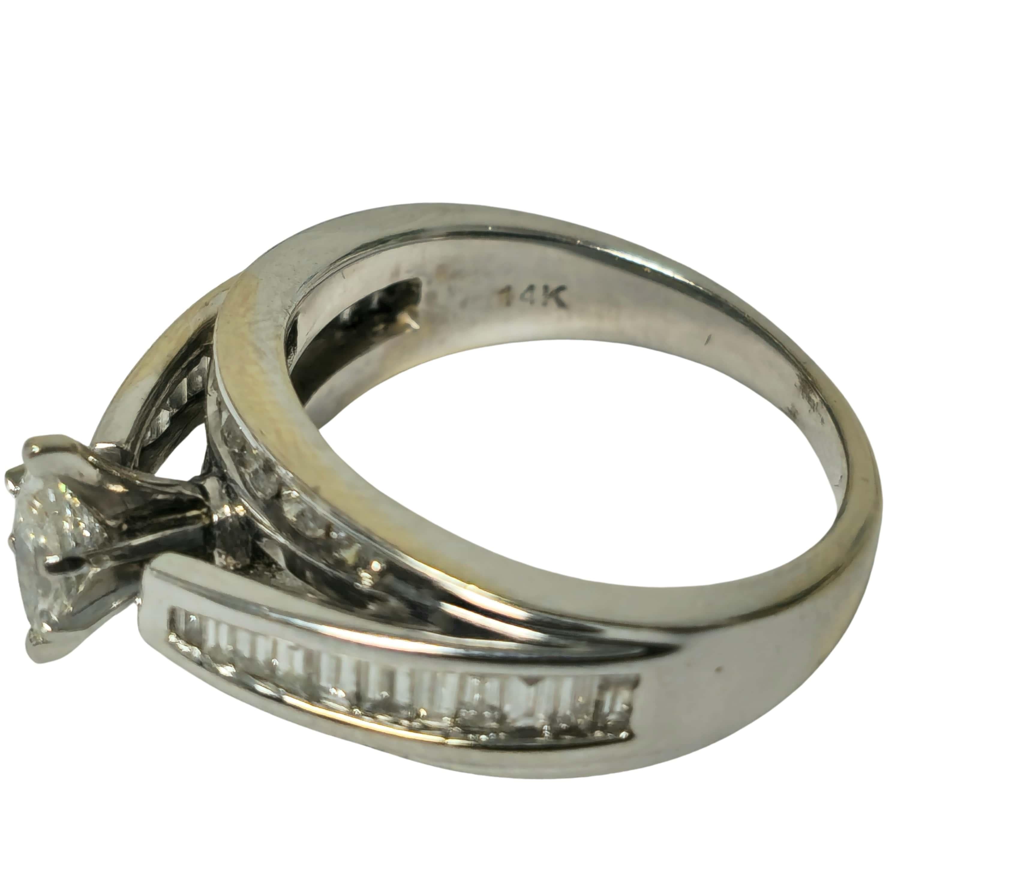 Dieser exquisite Ring aus luxuriösem 14-karätigem Weißgold weist ein Gesamtgewicht von 2,40 Karat auf und ist mit einer Reihe von Marquise-, runden Brillant- und Baguetteschliffen besetzt. Die Diamanten mit einer Reinheit von VS-SI und einer Farbe