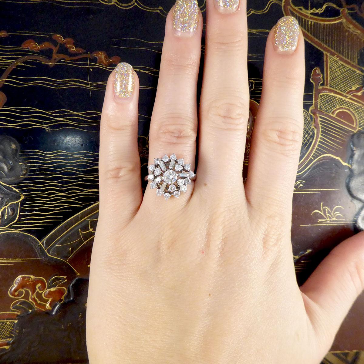 Femenino o masculino Anillo vintage de 2,44 quilates de diamantes en spray montado en platino